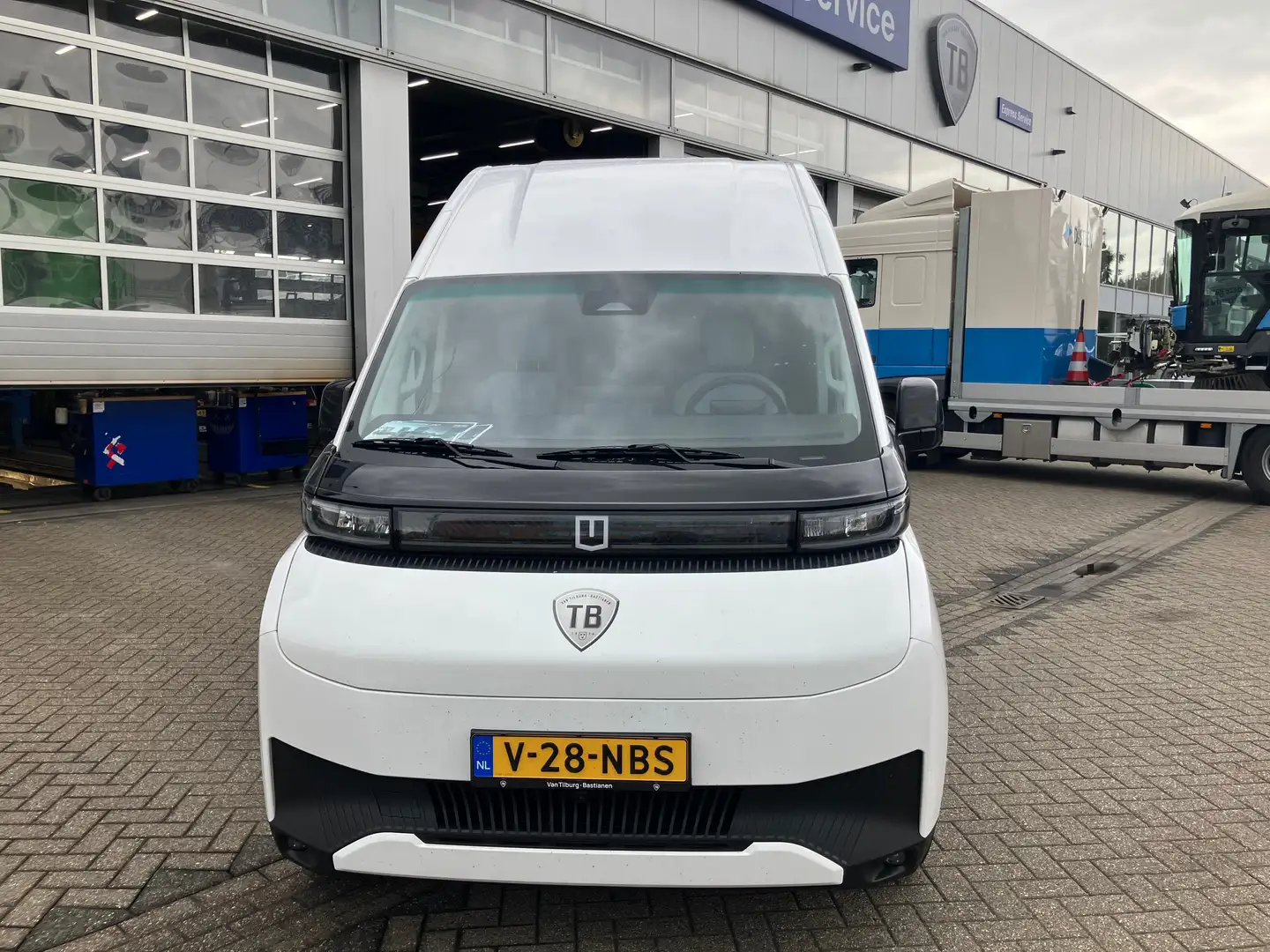 Farizon SV L2H3 83 kWh | TREKHAAK | 270° DEUREN | BANKJE Weiß - 2