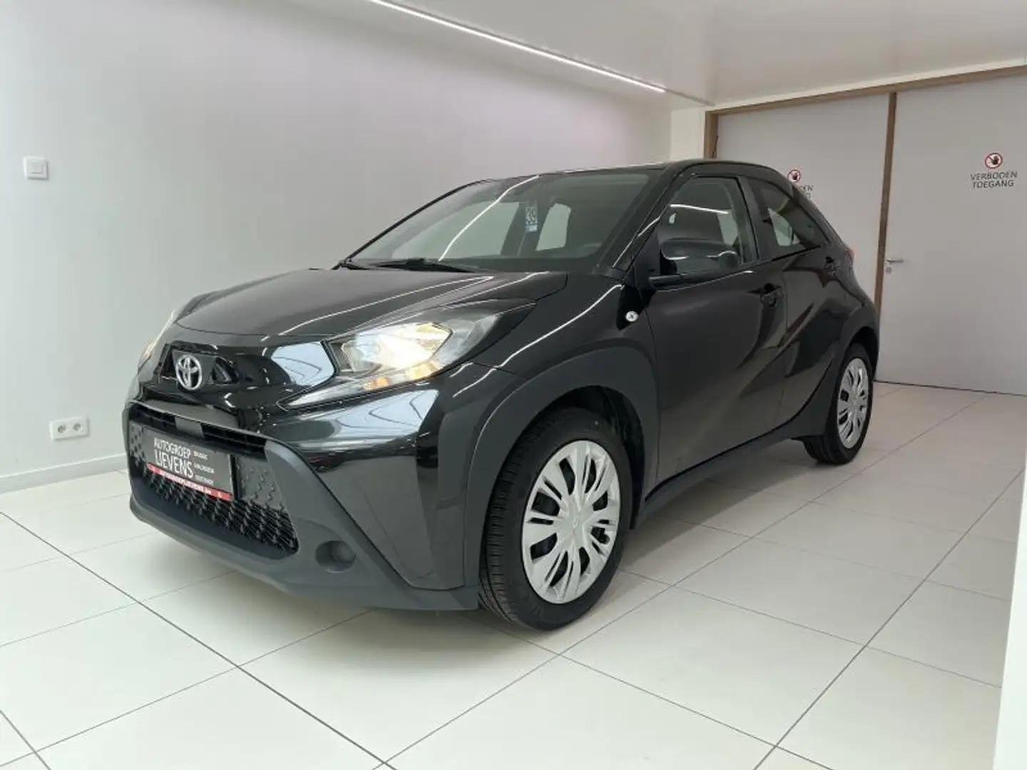 Toyota Aygo X X-PLAY Schwarz - 1