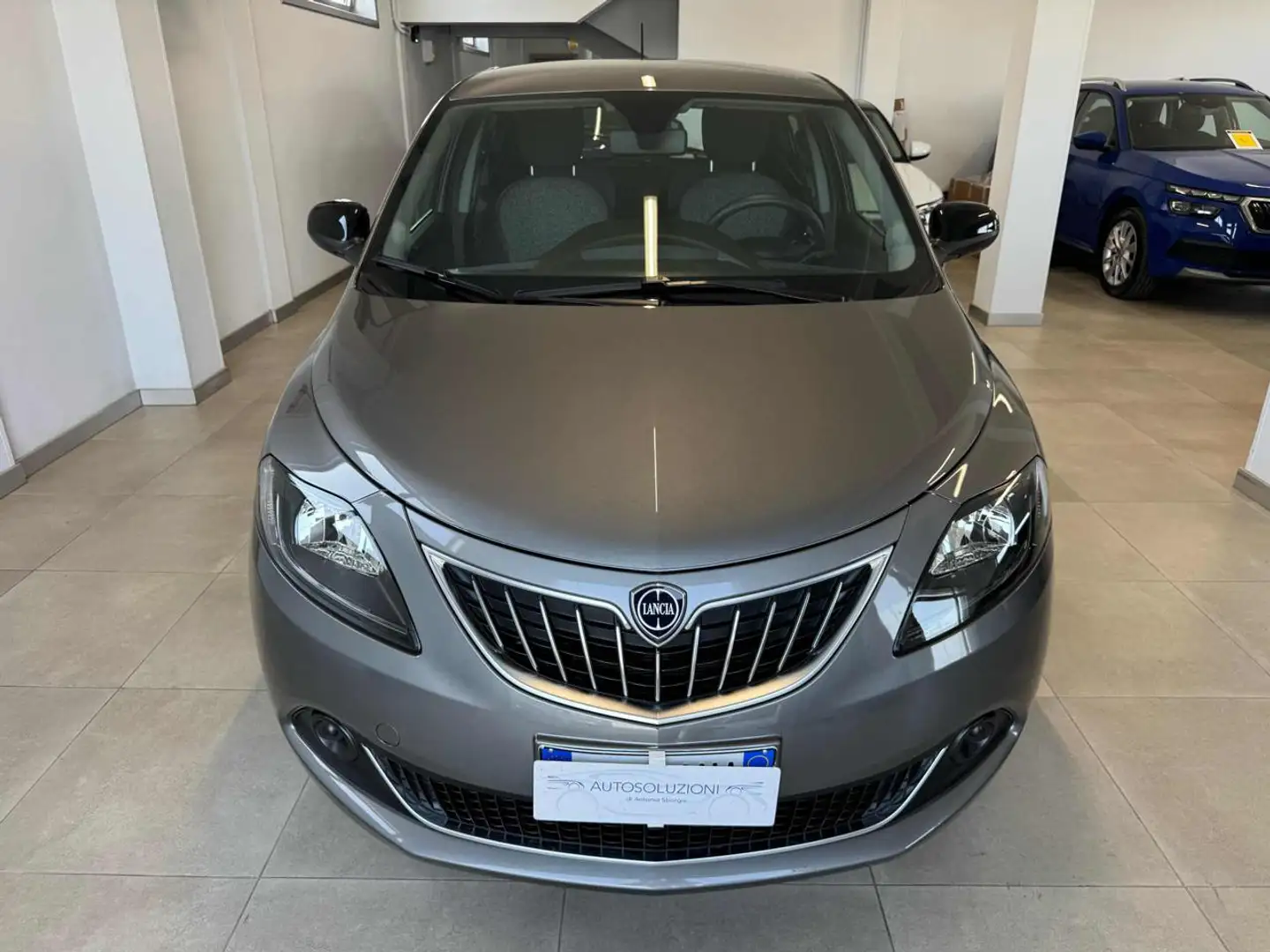 Lancia Ypsilon 1.0 FireFly 5 porte S&S Hybrid Ecochic Silver Grigio - 2