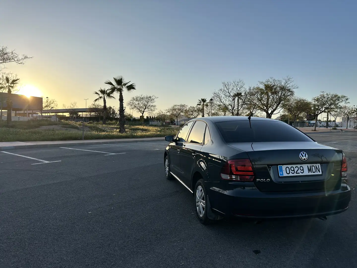 Volkswagen Polo Sedan 1.6 MPI gasolina Gris - 2