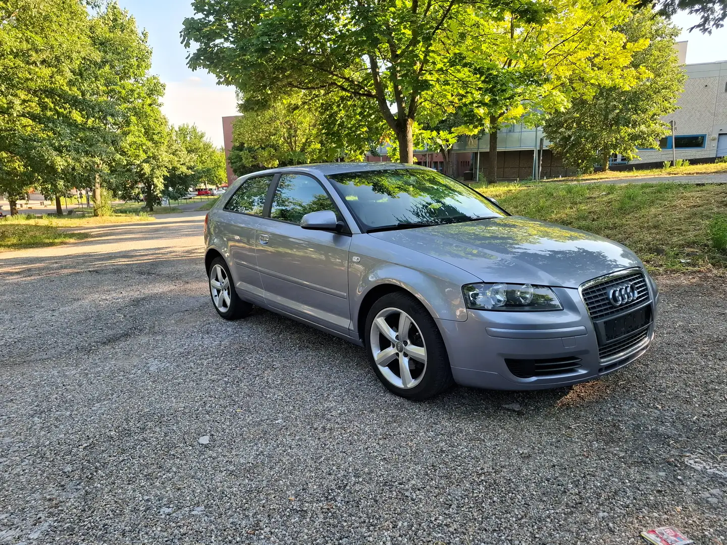 Audi A3 2.0 FSI Attraction..Mit AHK................. Silber - 2