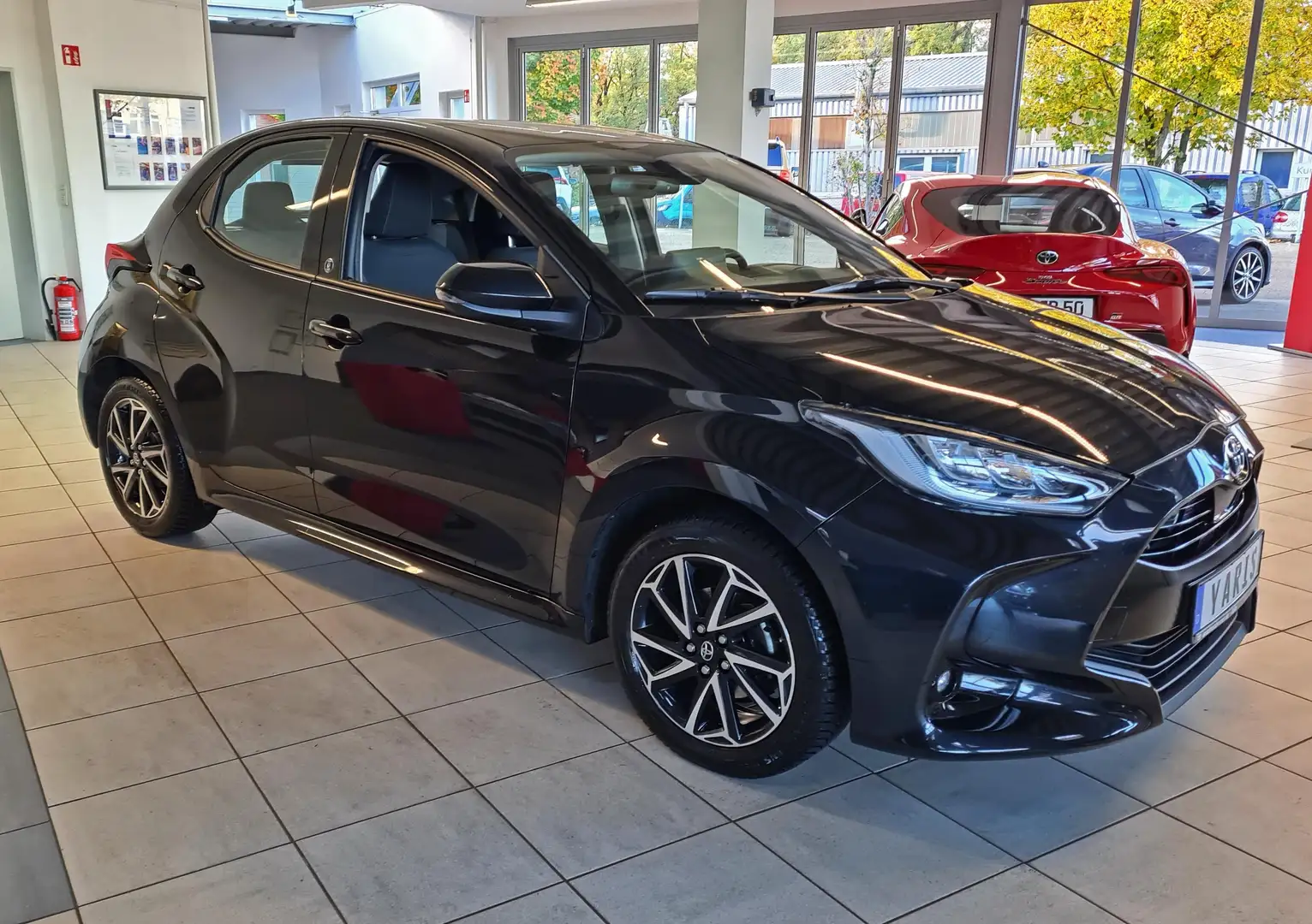 Toyota Yaris Yaris 5-Türer 1.5 VVT-i Team D + Allwetter + Schwarz - 2