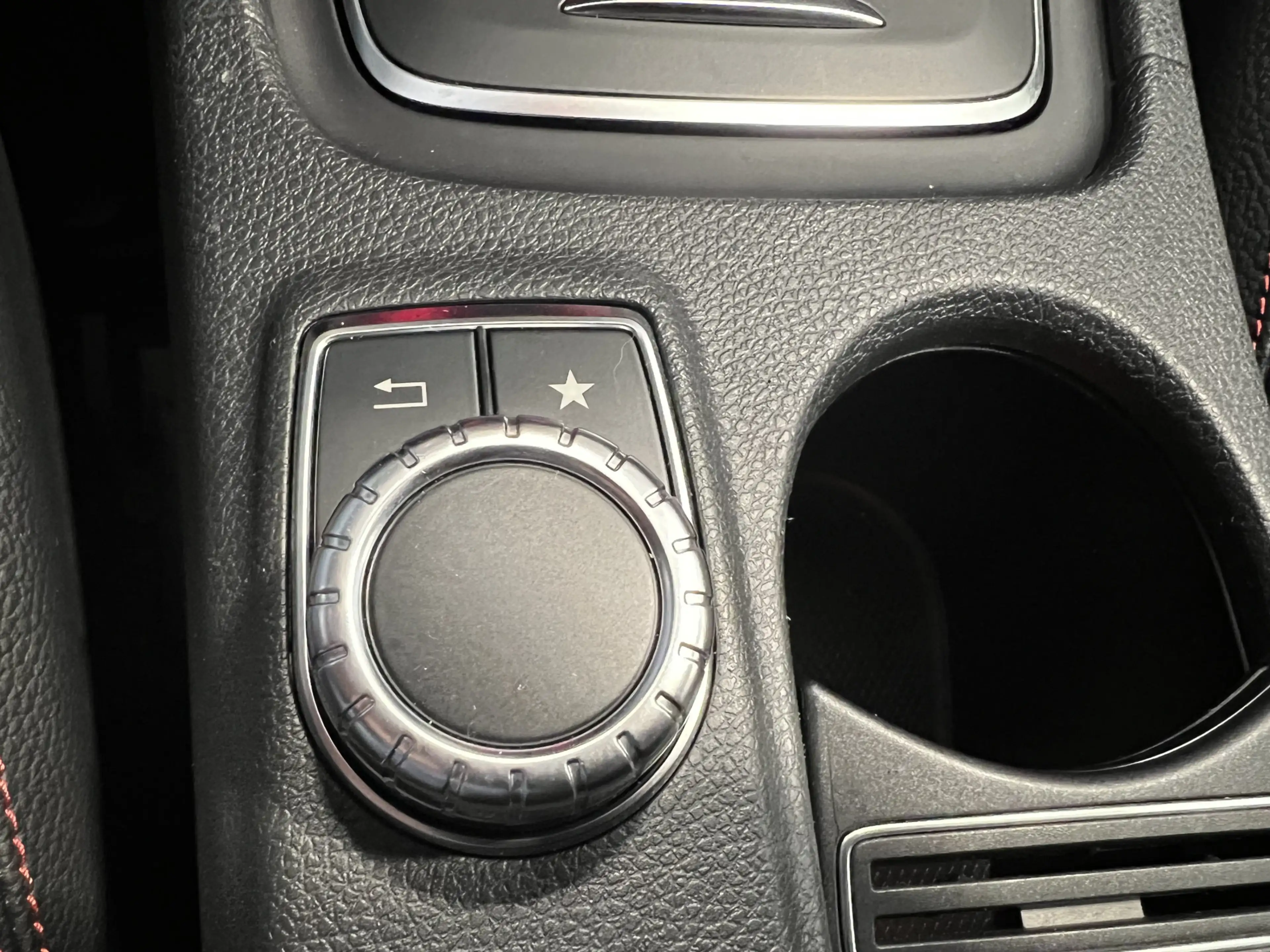 Mercedes-Benz GLA 180 Business Solution AMG — photo 14
