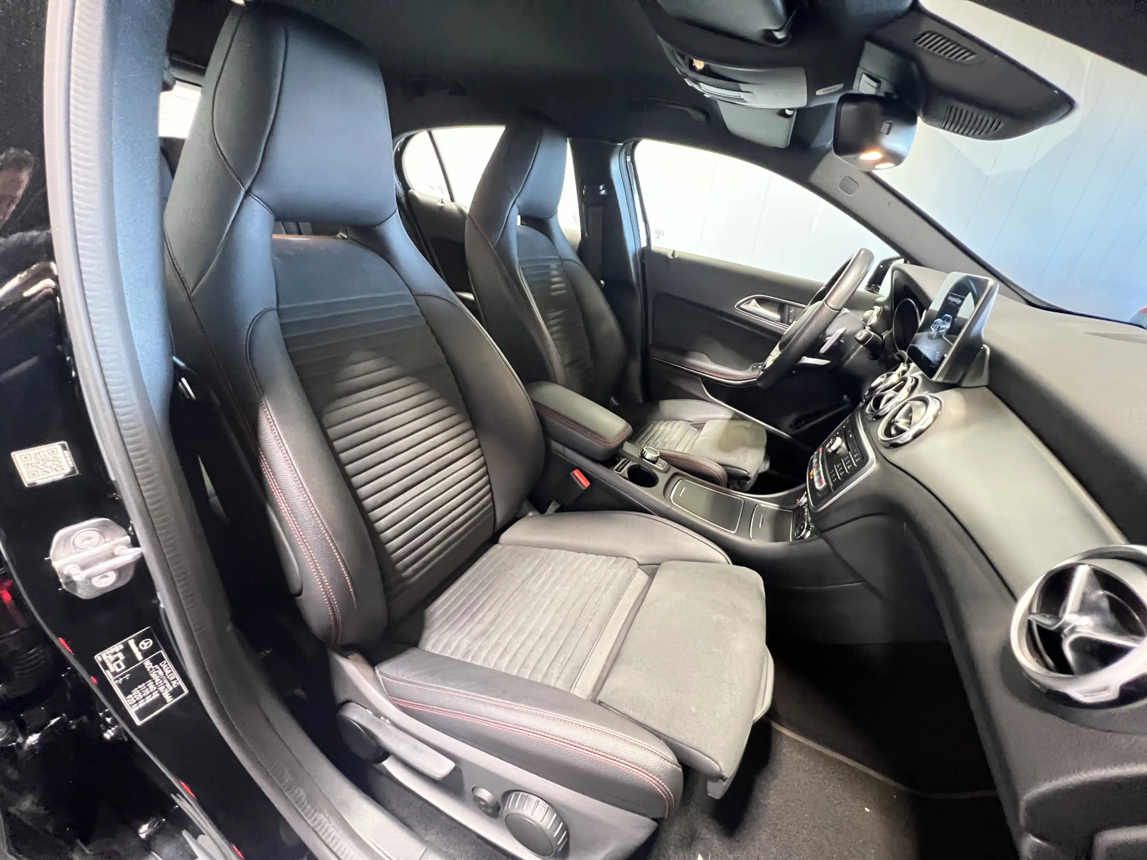 Mercedes-Benz GLA 180 Business Solution AMG — photo 7