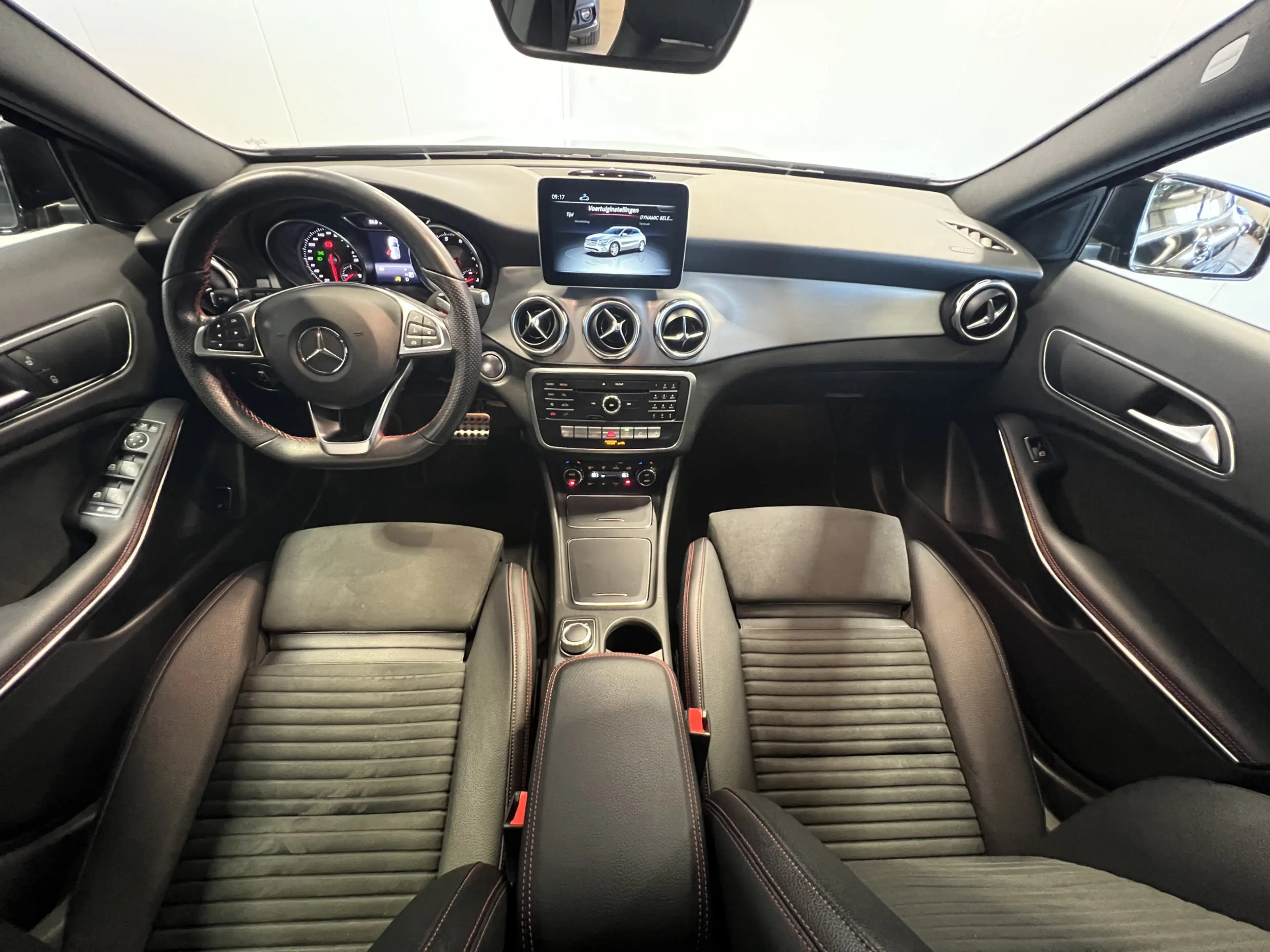 Mercedes-Benz GLA 180 Business Solution AMG — photo 5