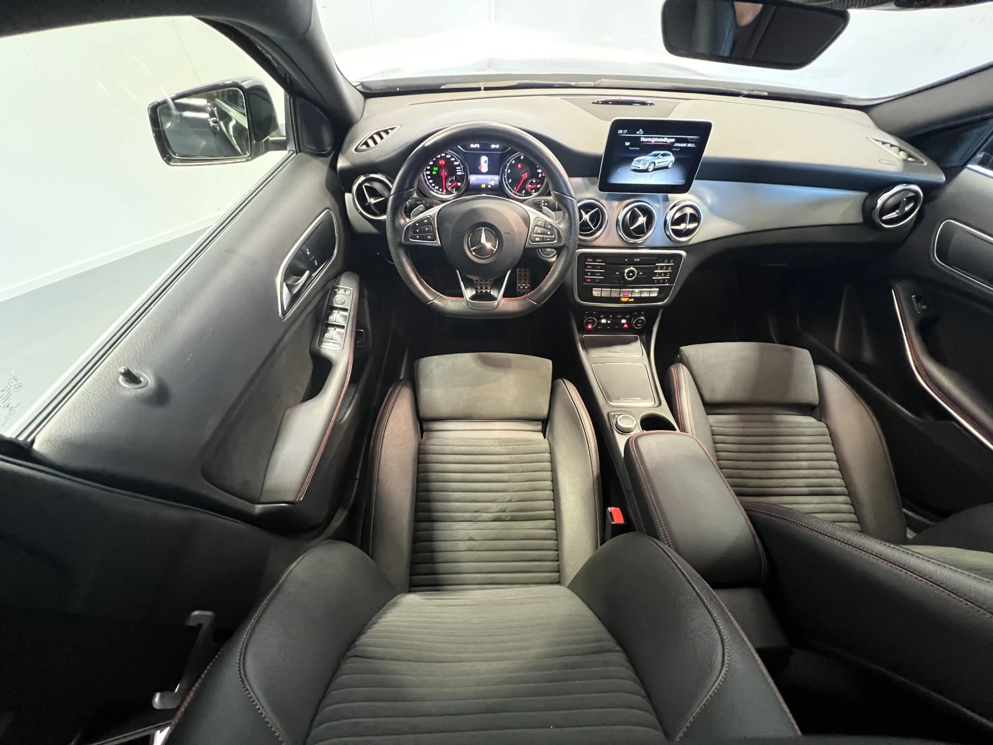Mercedes-Benz GLA 180 Business Solution AMG — photo 33