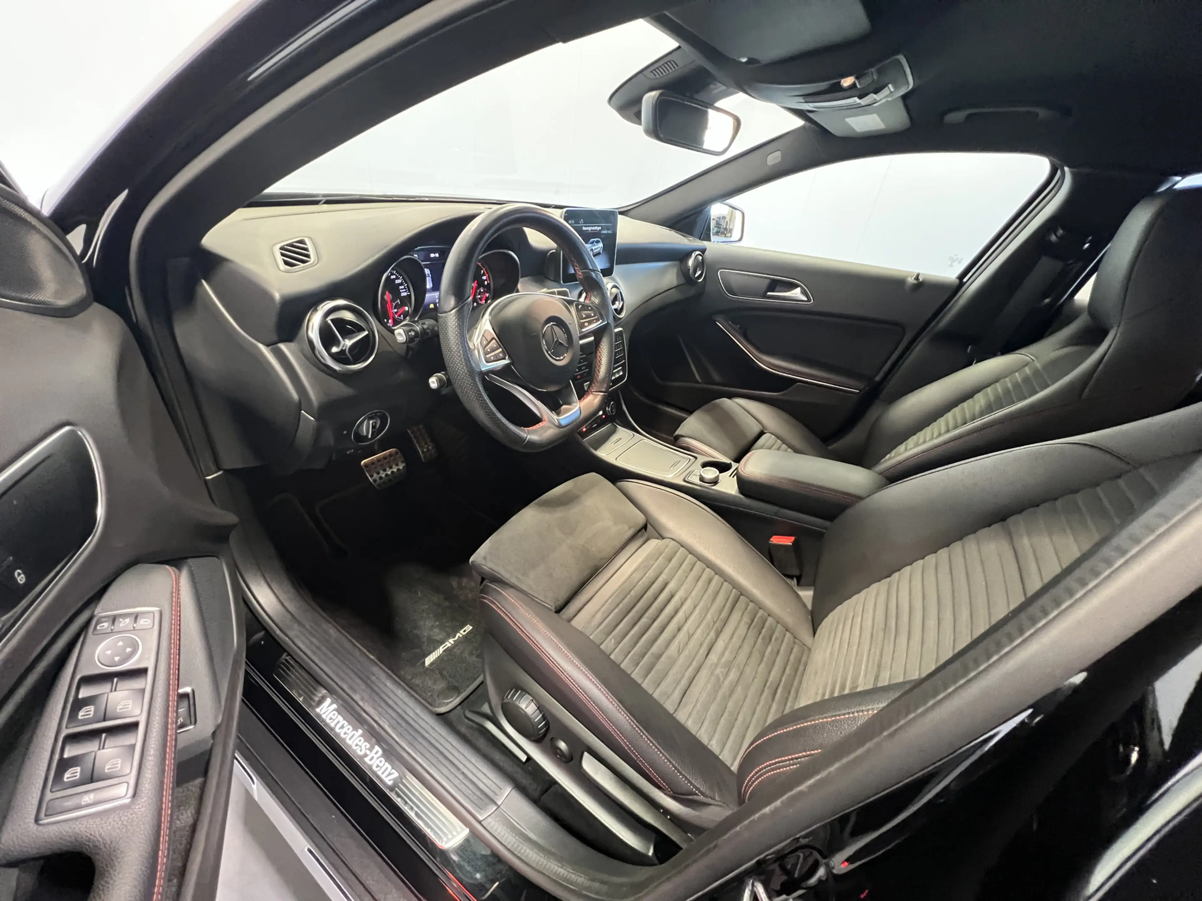 Mercedes-Benz GLA 180 Business Solution AMG — photo 32