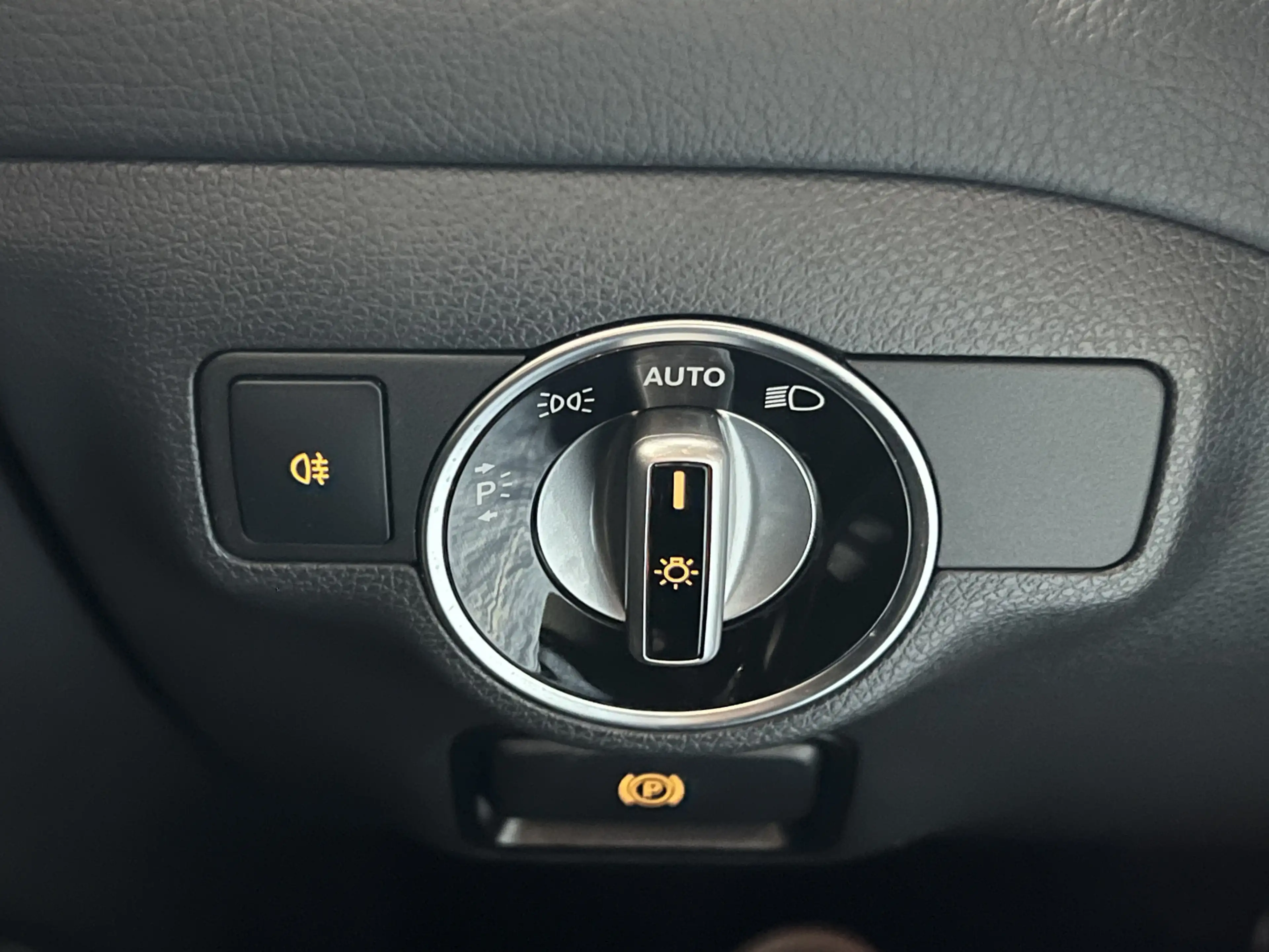 Mercedes-Benz GLA 180 Business Solution AMG — photo 26