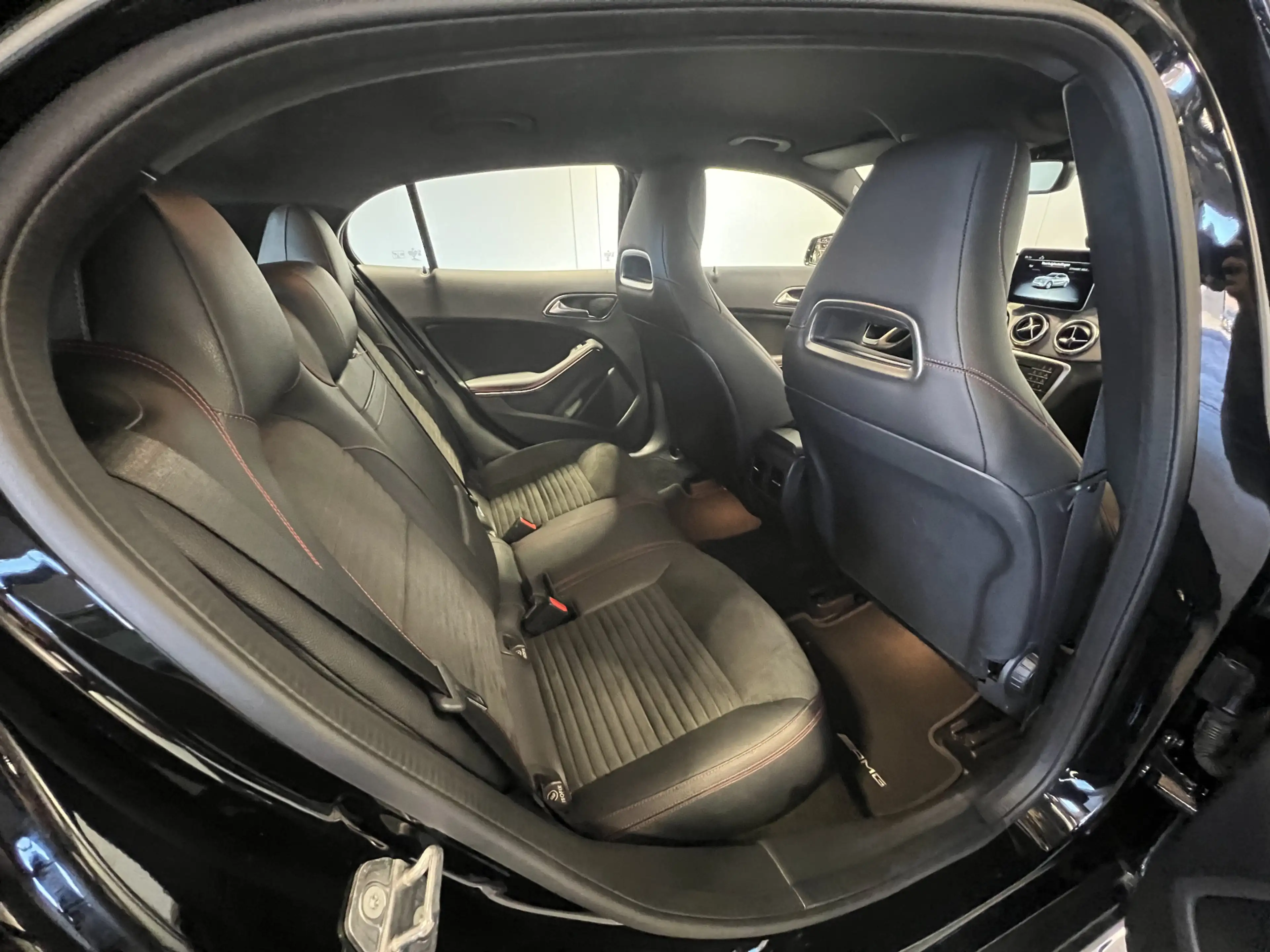Mercedes-Benz GLA 180 Business Solution AMG — photo 30