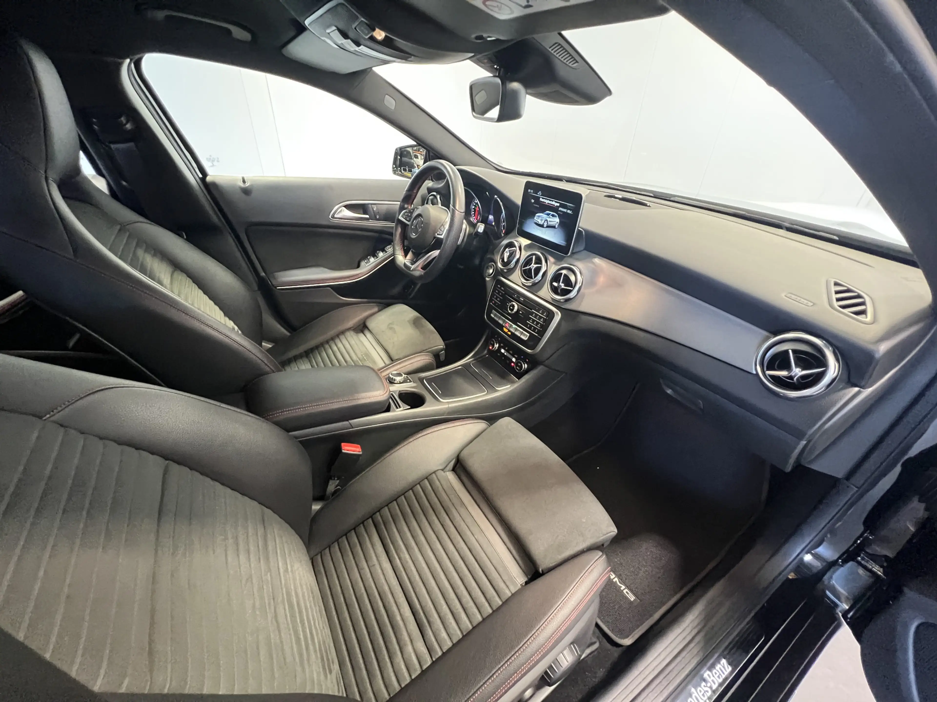 Mercedes-Benz GLA 180 Business Solution AMG — photo 31