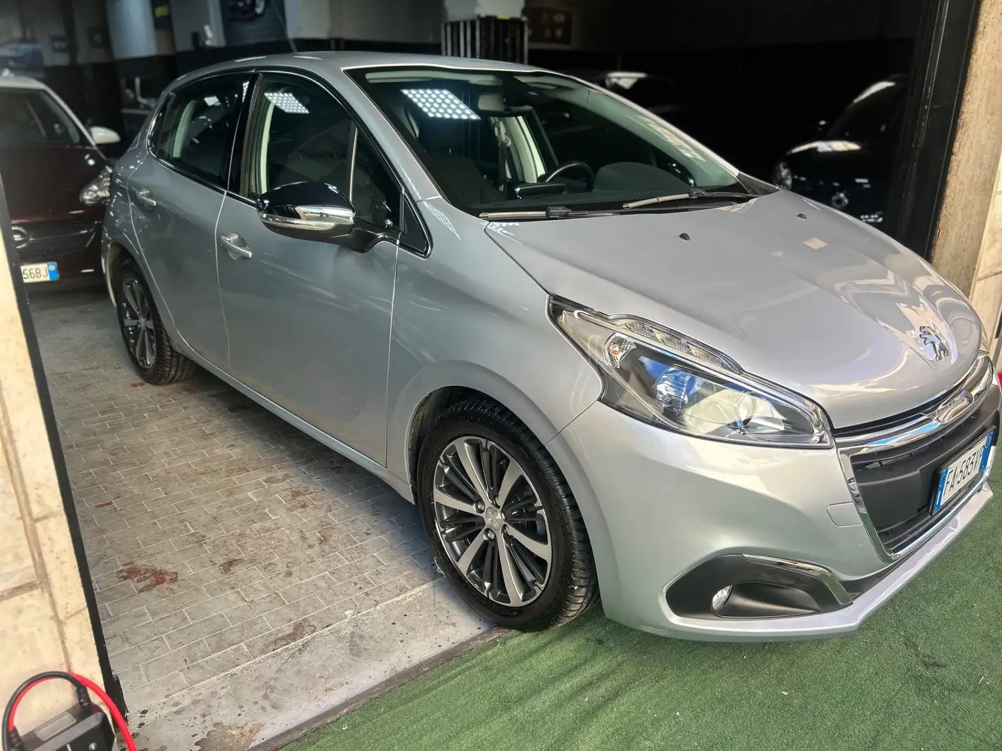 Peugeot 208 208 I 2015 5p 1.6 bluehdi Allure 75cv Zilver - 2