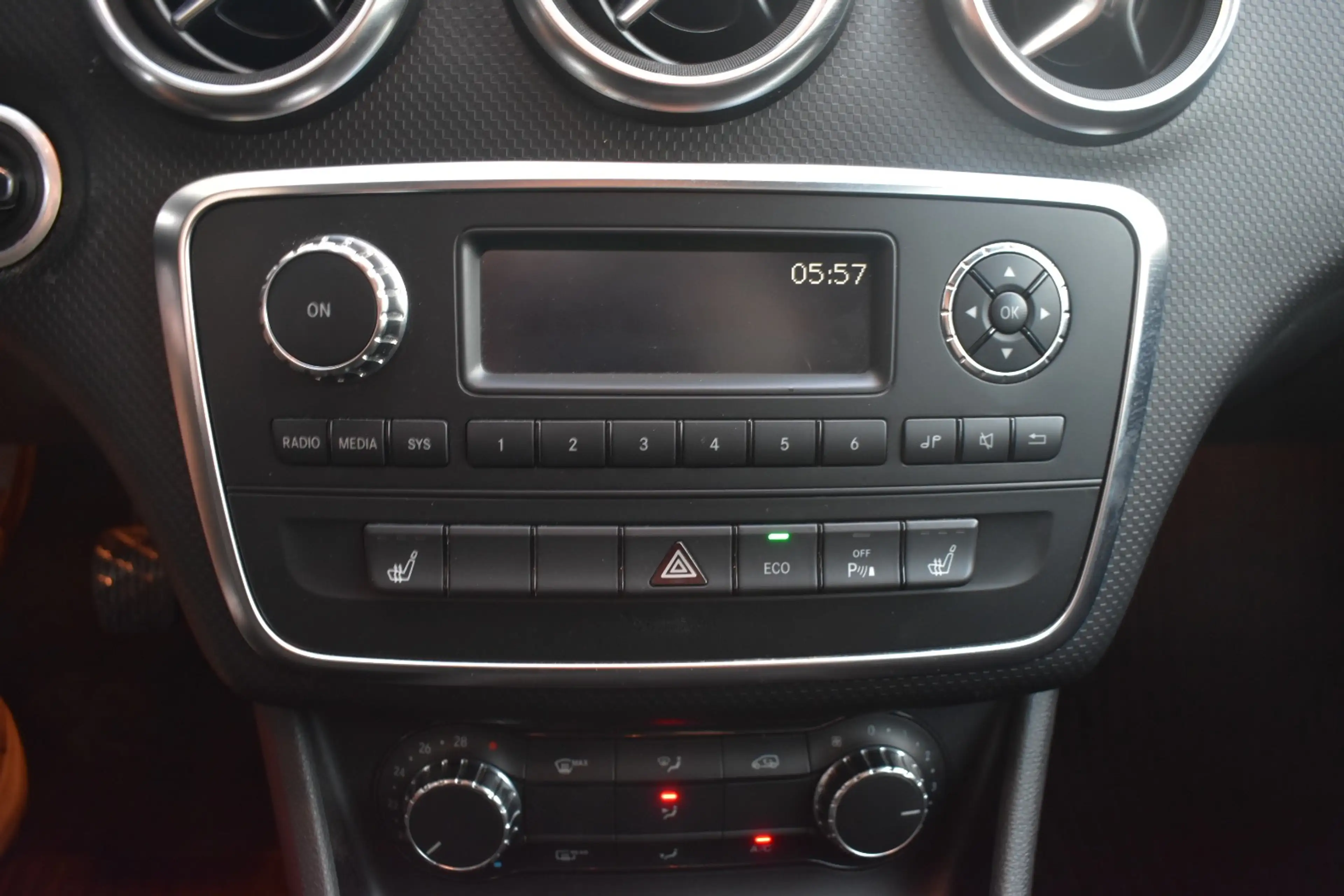 Mercedes-Benz A 200 I Style / Sportzetels / Leder / PDC / Verw Zetels / Topstaat / Garantie — photo 11