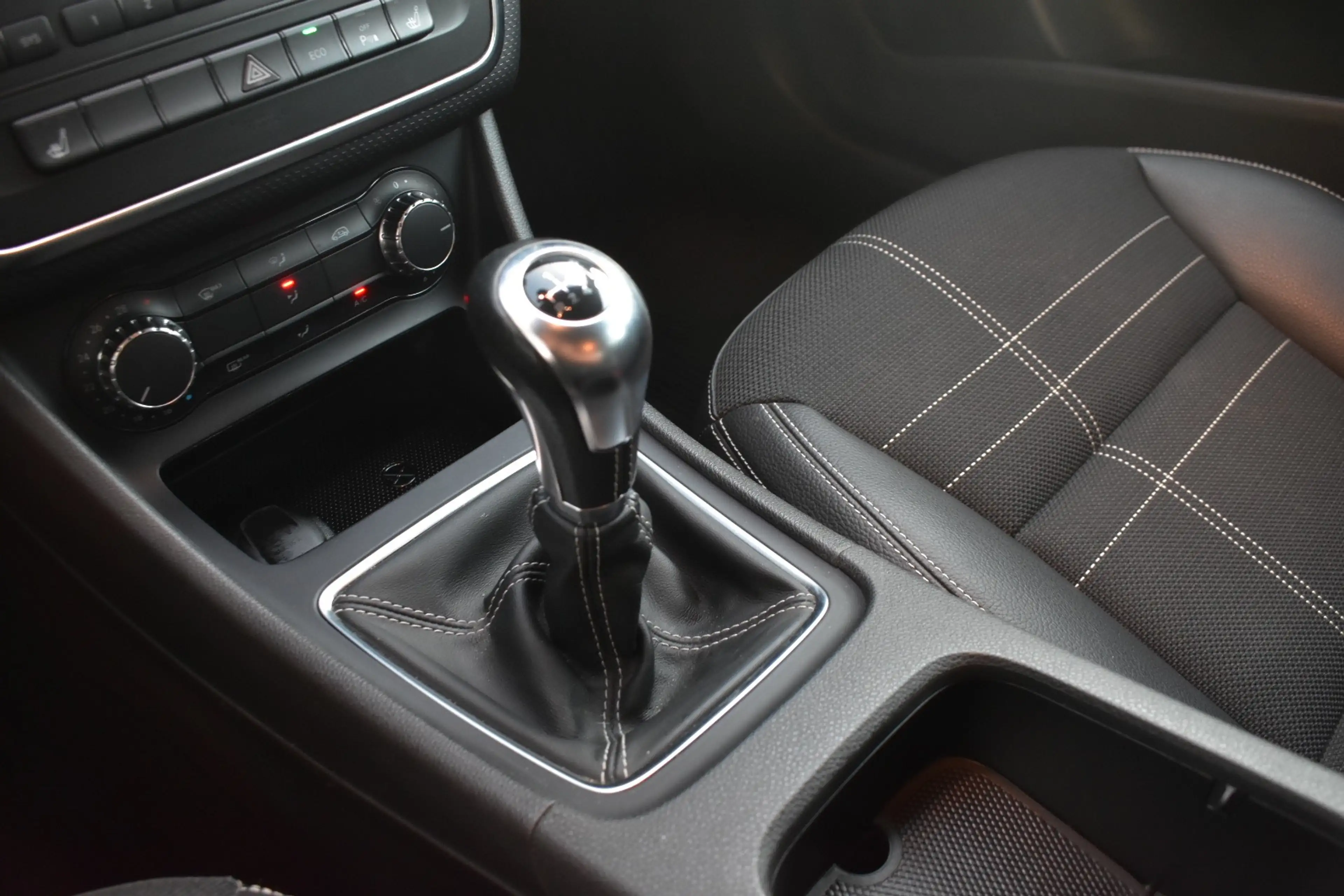 Mercedes-Benz A 200 I Style / Sportzetels / Leder / PDC / Verw Zetels / Topstaat / Garantie — photo 8