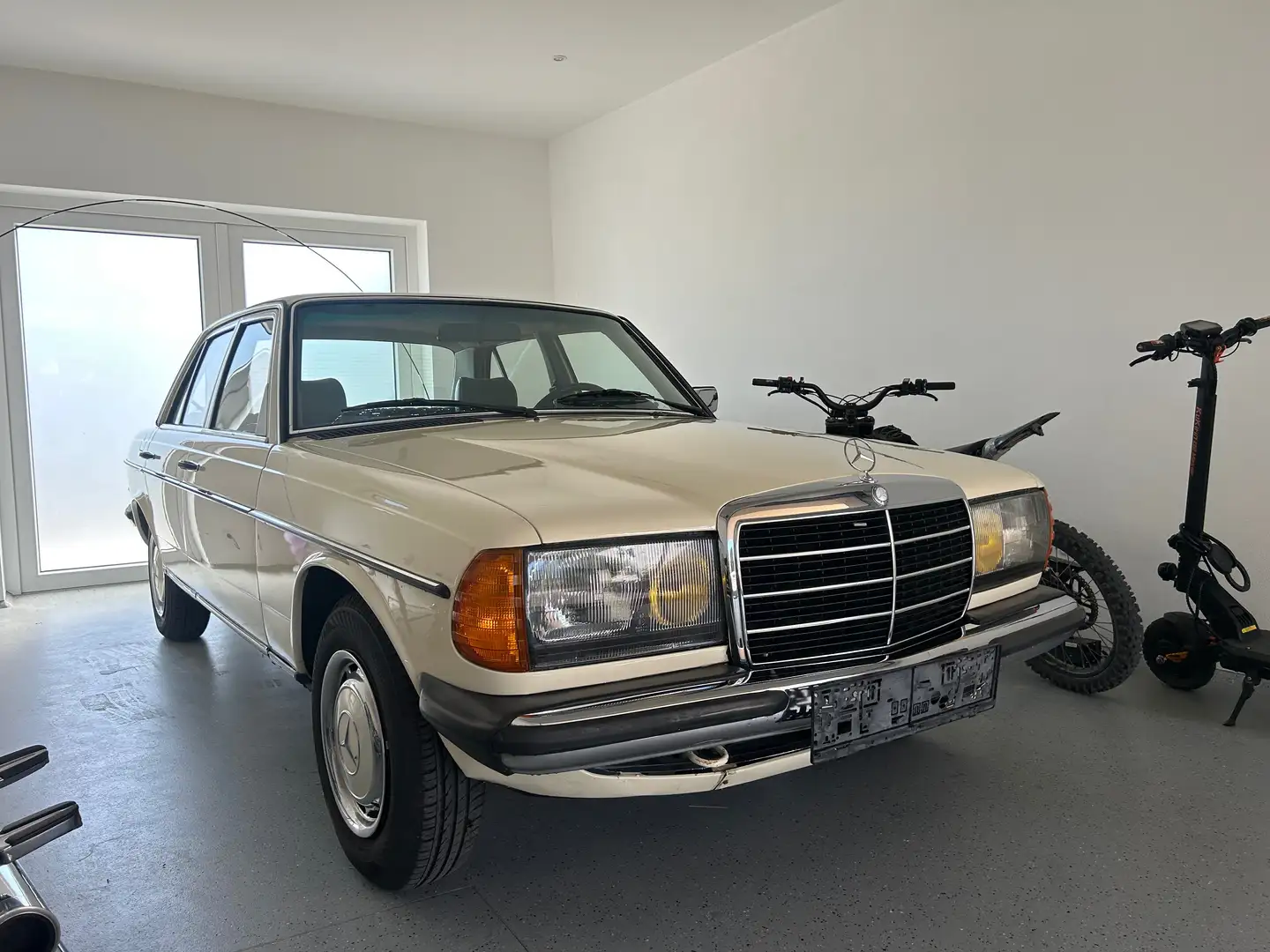 Mercedes-Benz 200 w123 typ 200 Beige - 1