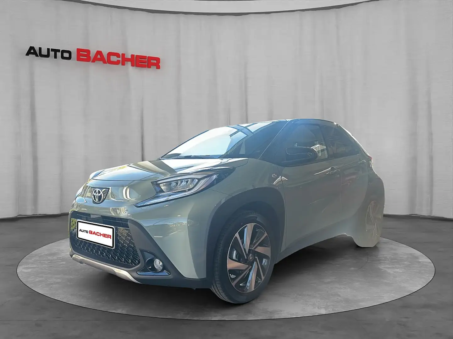Toyota Aygo X 1,0 VVT-i Explore CVT Grün - 1