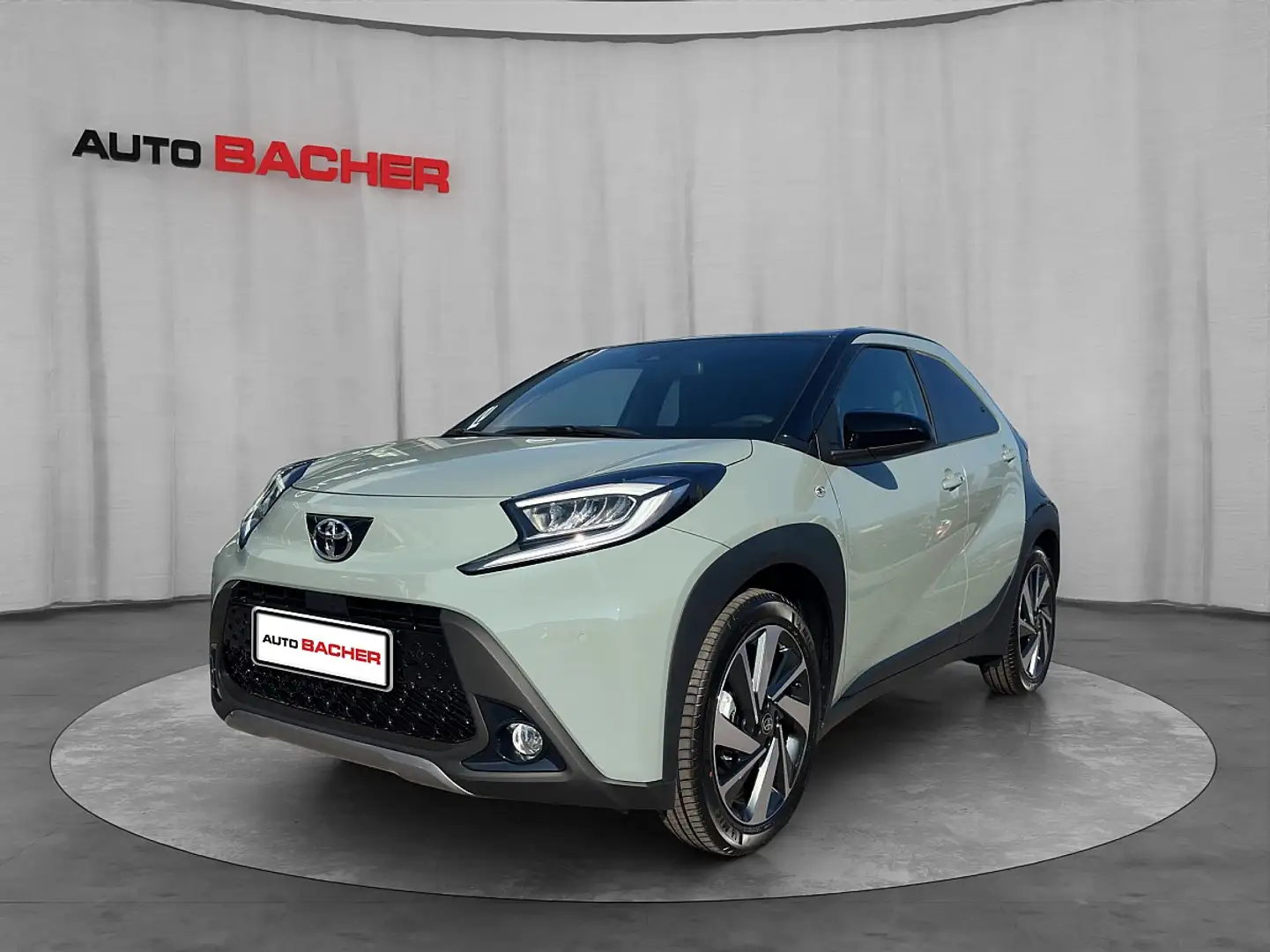 Toyota Aygo X 1,0 VVT-i Explore CVT Grün - 1