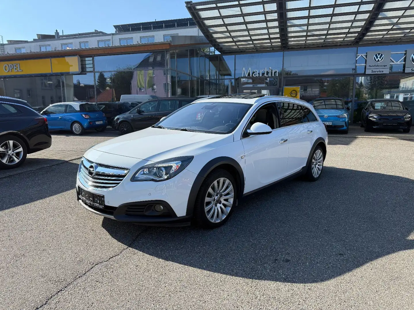 Opel Insignia A Country Tourer 2.0 Turbo 4x4 AHK, SHD Weiß - 1