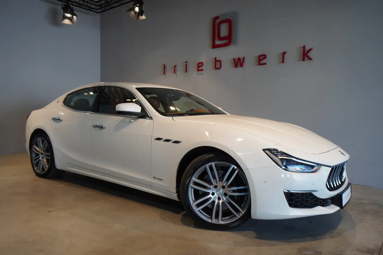 Maserati Ghibli GranLusso-BRD-Ufrei-28TKM-Facelift-20 Zoll-top Blanc - 1