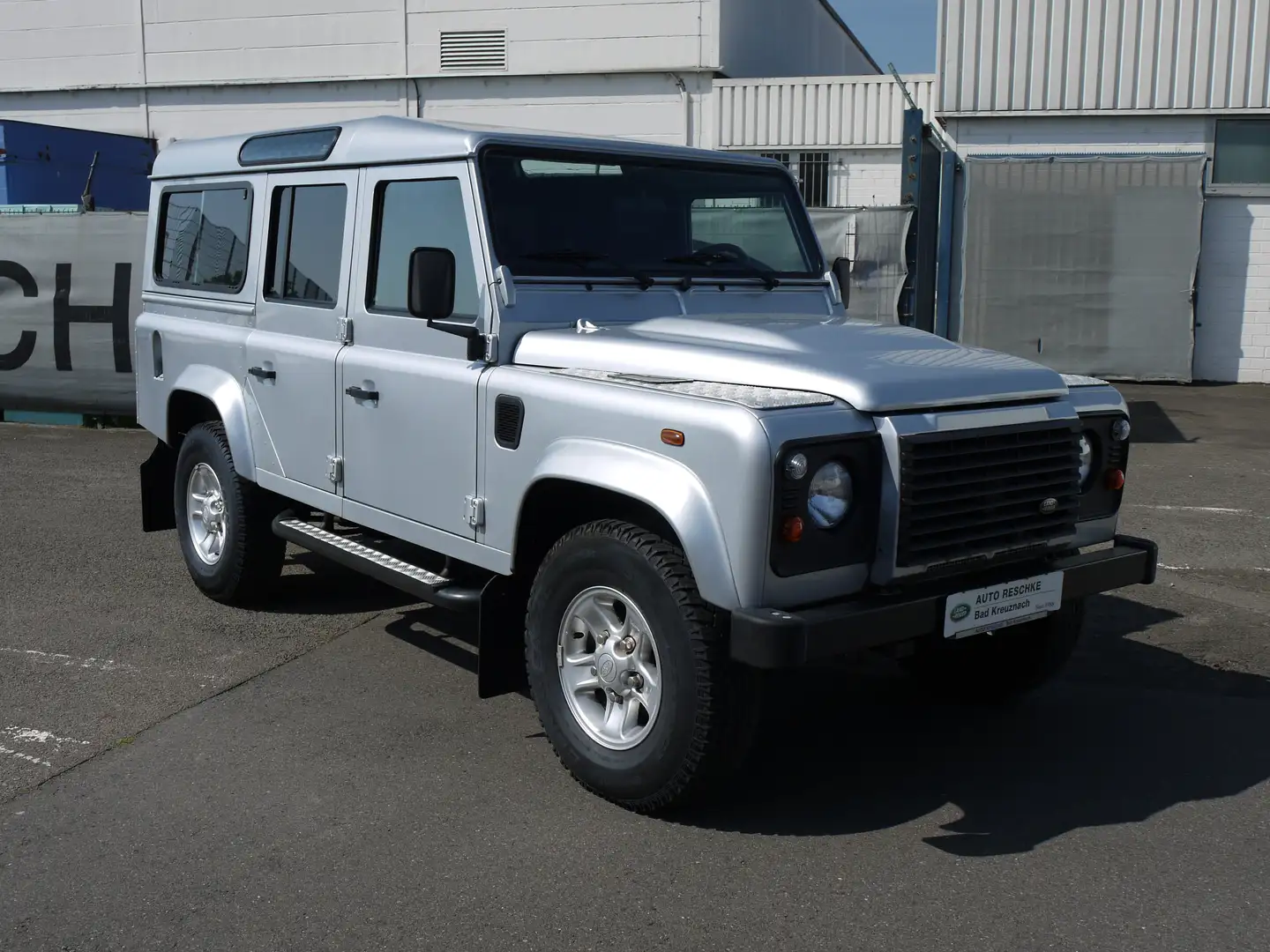 Land Rover Defender 110 DPF Station Wagon S Silber - 2