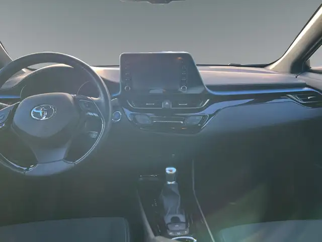 Toyota C-HR view 11