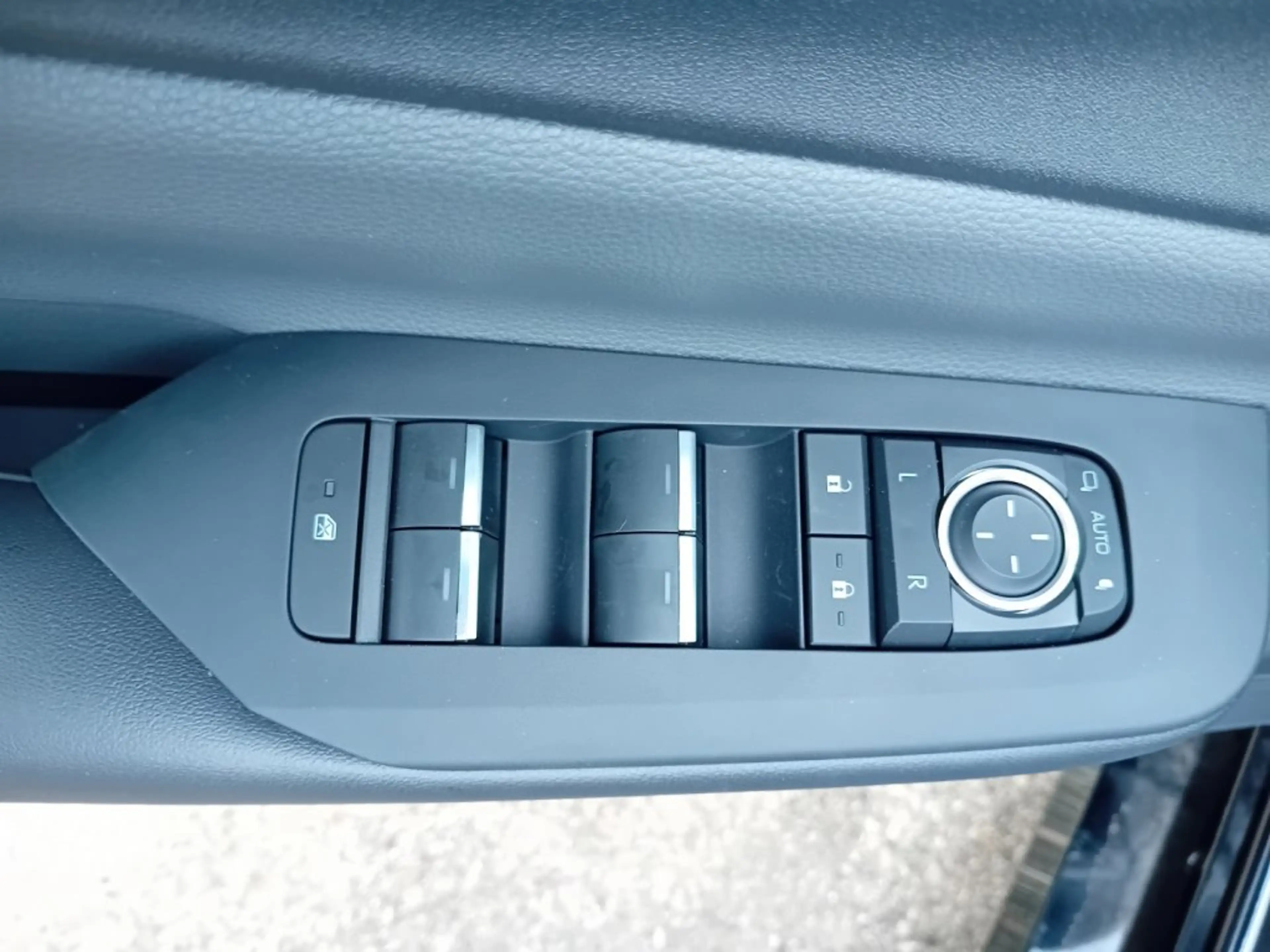 Toyota Prius 2.0 VVT-i Plug-in Hybrid PHEV 13,3kWh Execut — photo 10