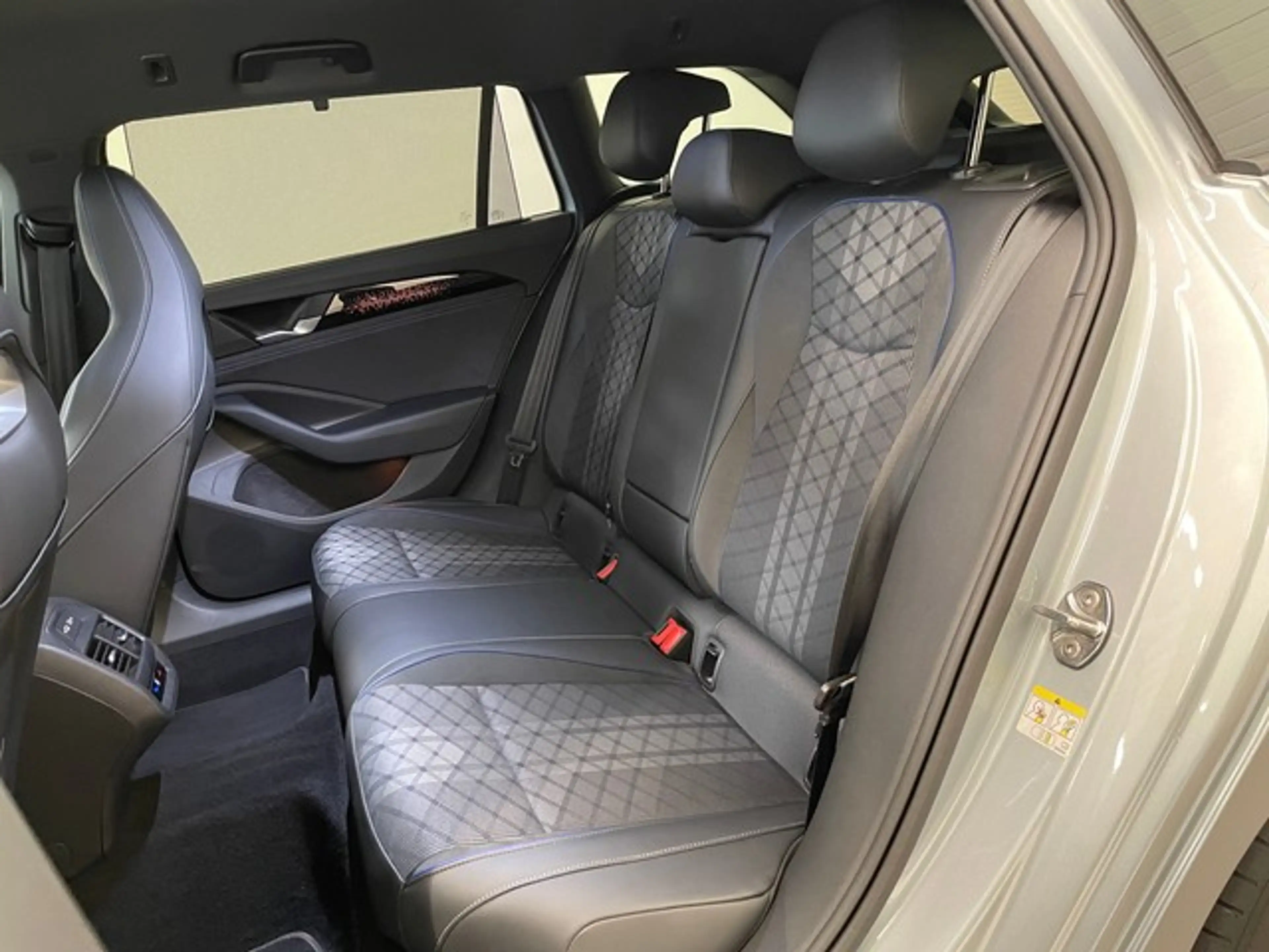 Volkswagen Passat Variant 2.0 TDI 110 kW R-line — photo 10