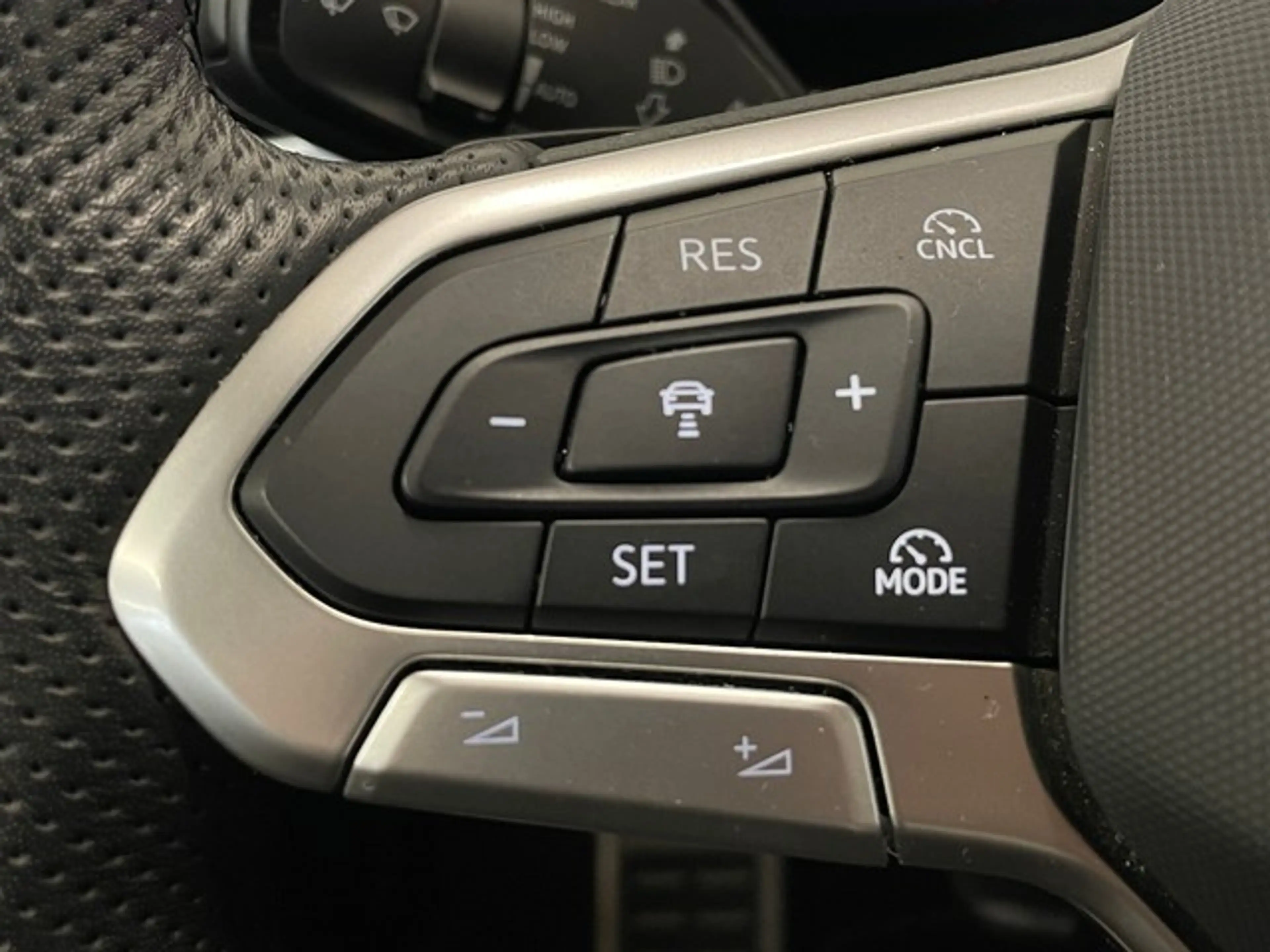 Volkswagen Passat Variant 2.0 TDI 110 kW R-line — photo 13