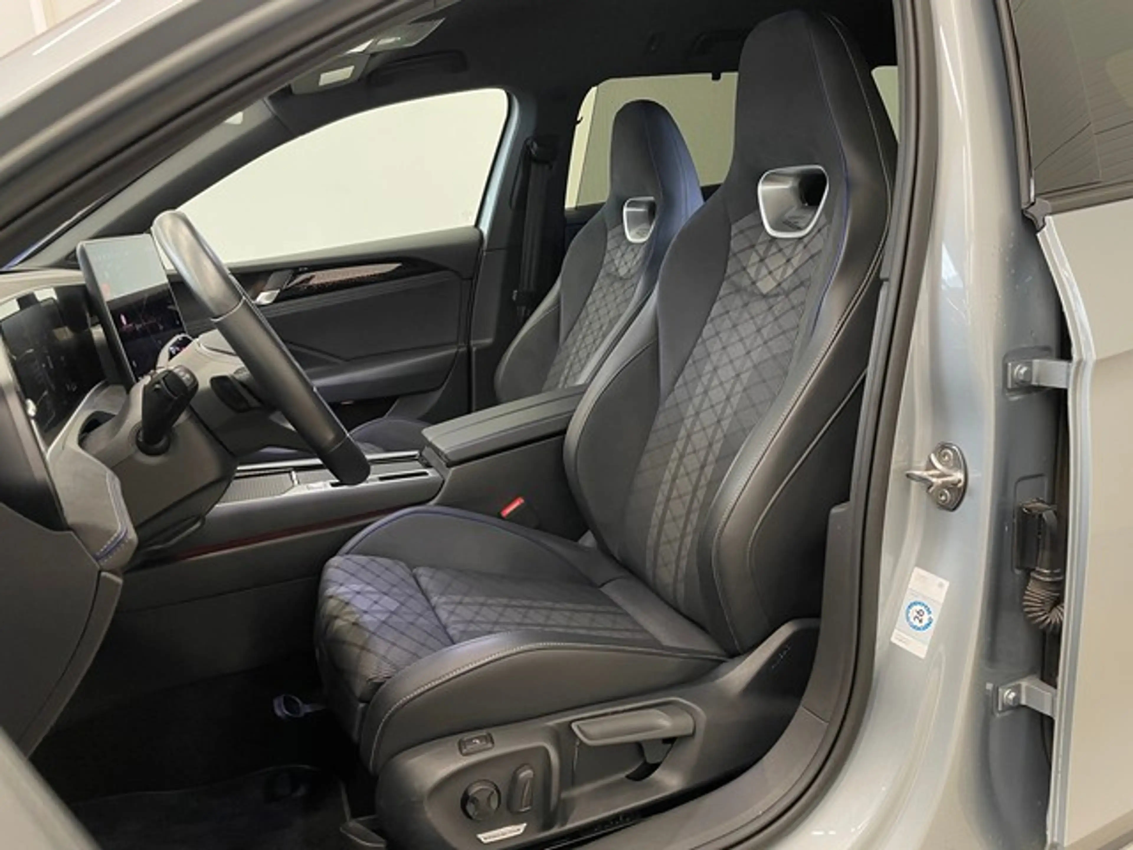 Volkswagen Passat Variant 2.0 TDI 110 kW R-line — photo 9