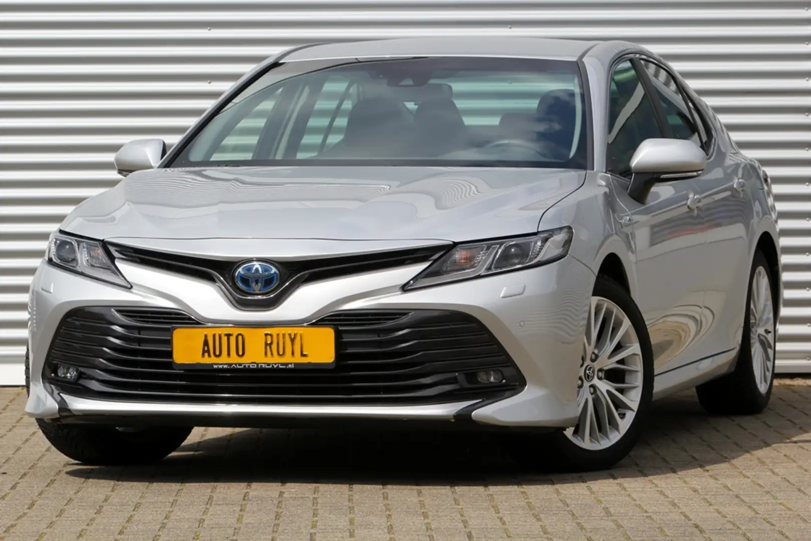 Toyota Camry 2.5 Hybrid Dynamic Plateado - 1