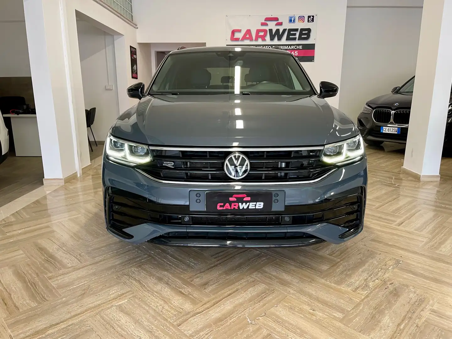 Volkswagen Tiguan Tiguan 2.0 tdi R-Line 150cv dsg Grigio - 2