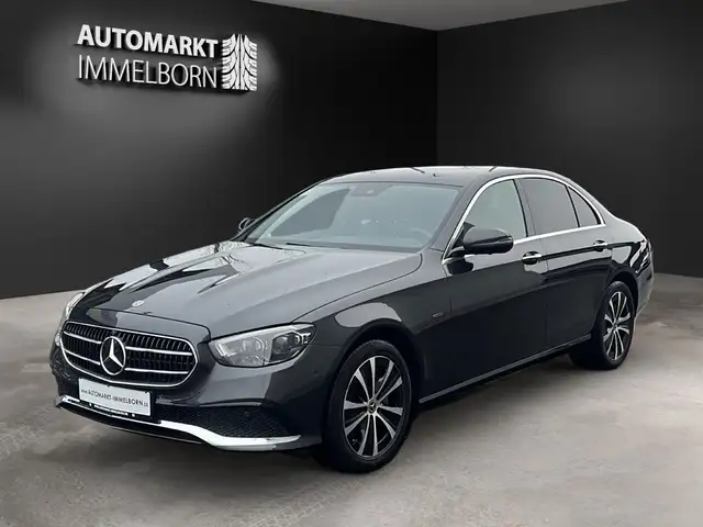 Mercedes-Benz 300 view 4