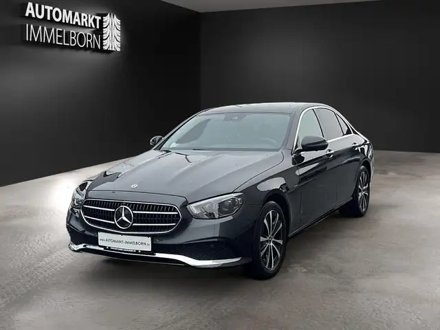 Mercedes-Benz 300 view 3