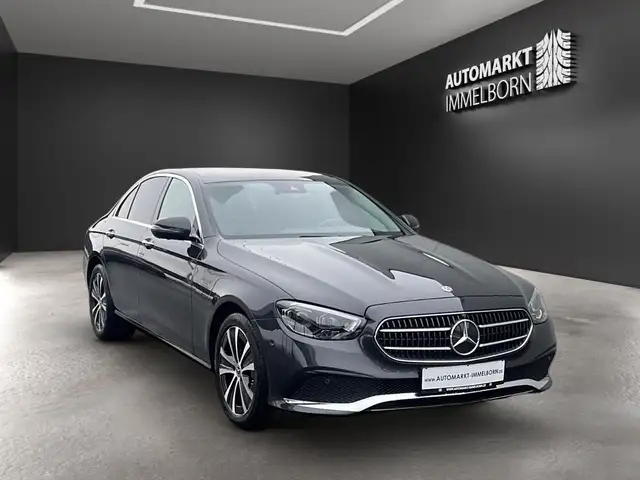 Mercedes-Benz 300 view 2
