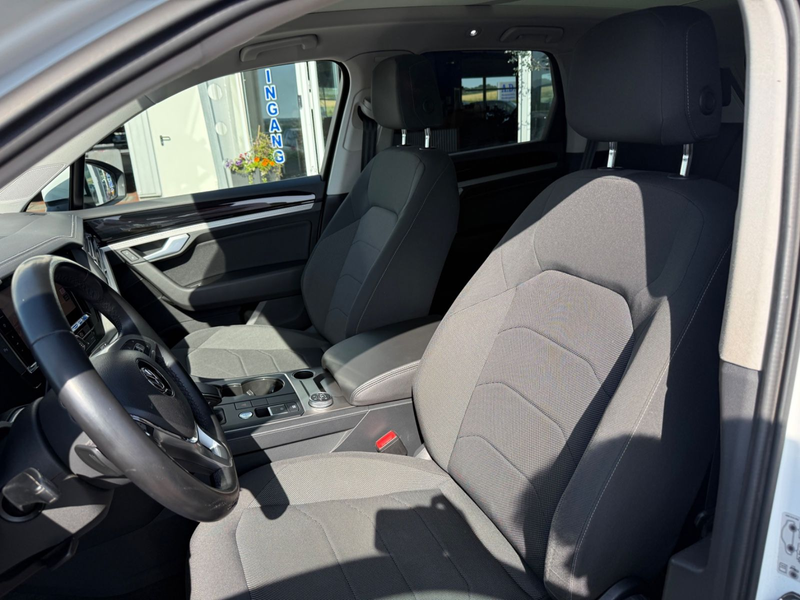 Volkswagen Touareg Basis 4Motion ECO Panorama ACC AHK — photo 9