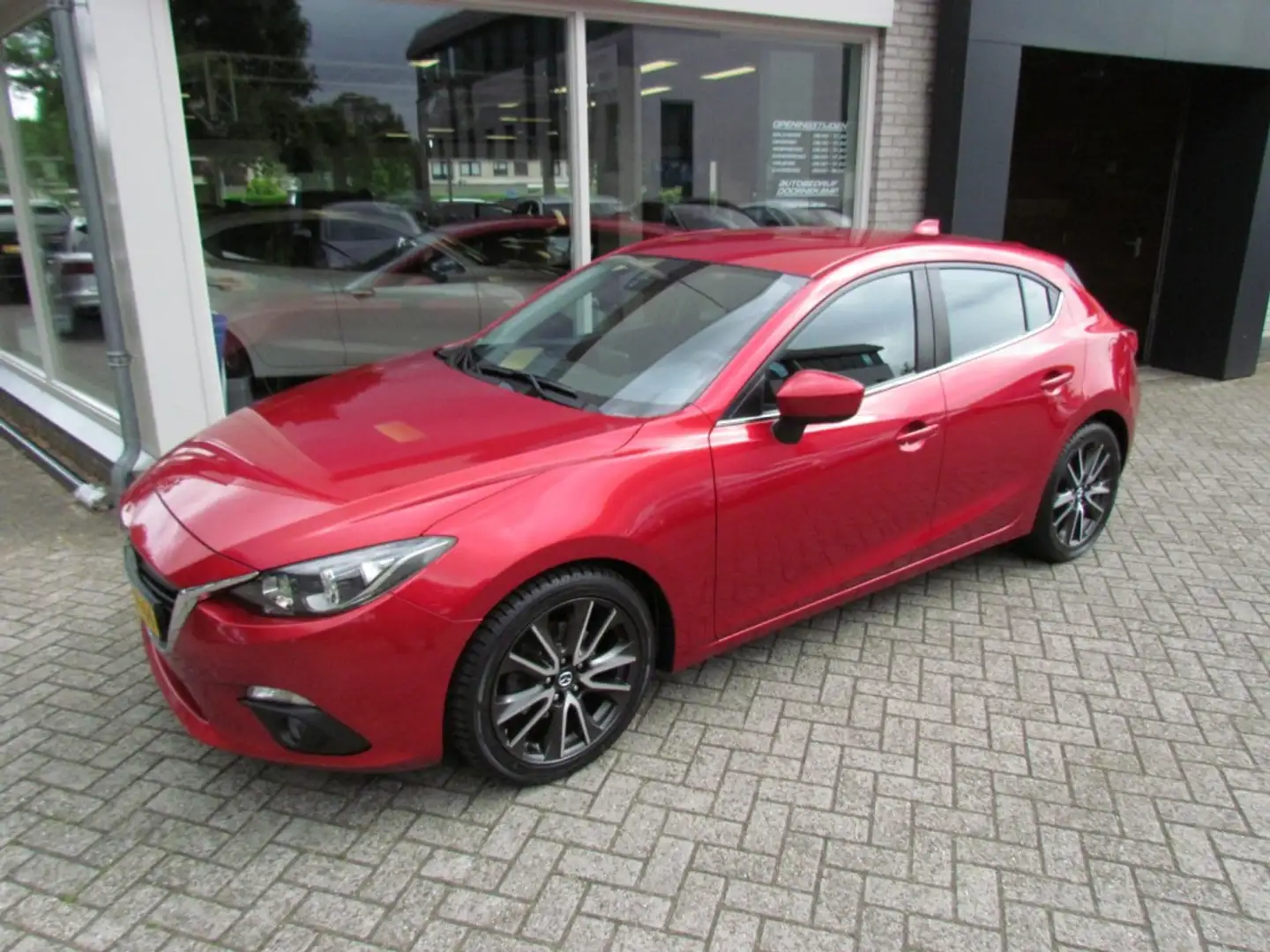 Mazda 3 2.0 Skyactiv-G 120pk 6MT HB5 Skylease Trekhaak Rouge - 2