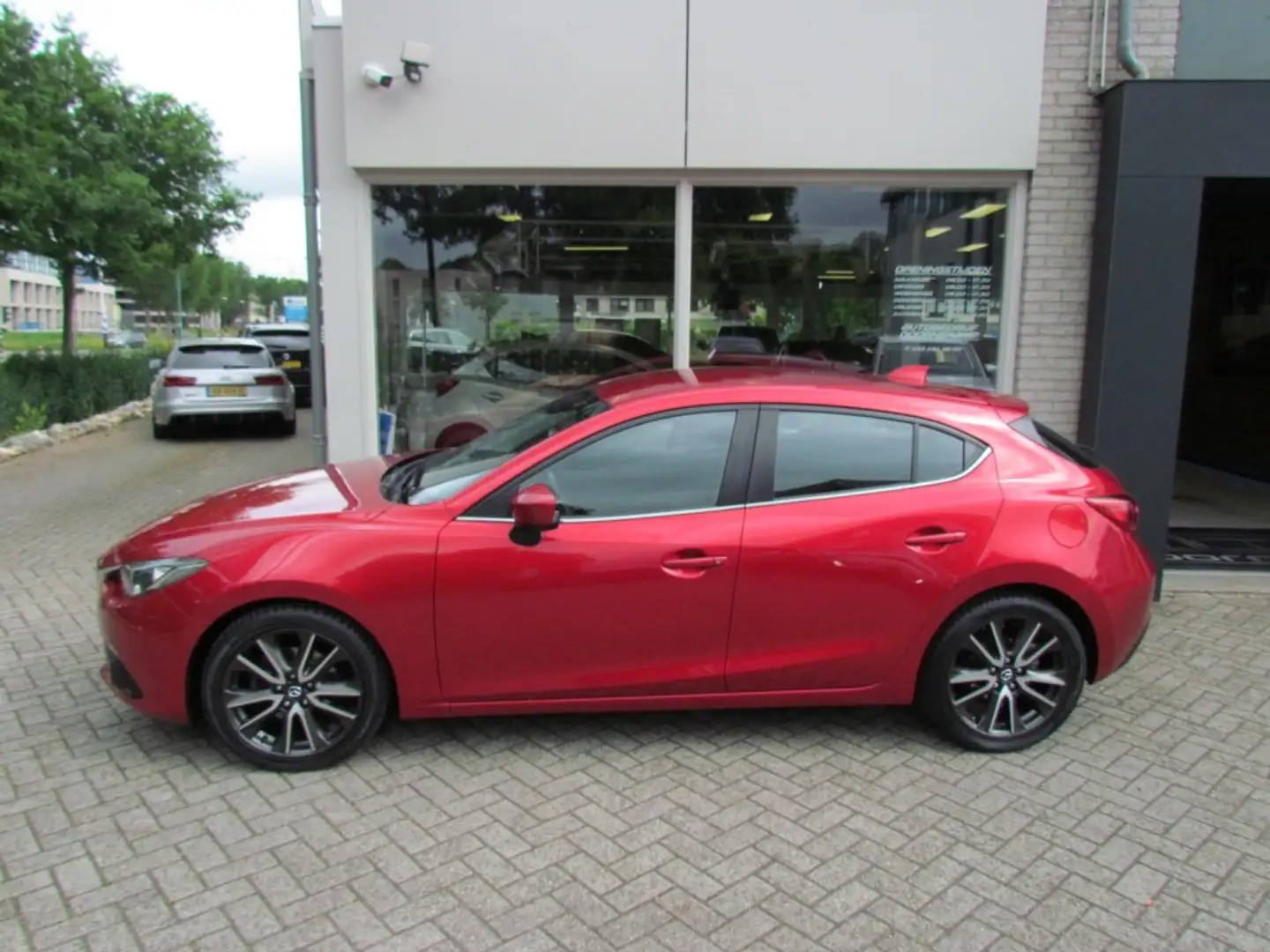 Mazda 3 2.0 Skyactiv-G 120pk 6MT HB5 Skylease Trekhaak Rouge - 1