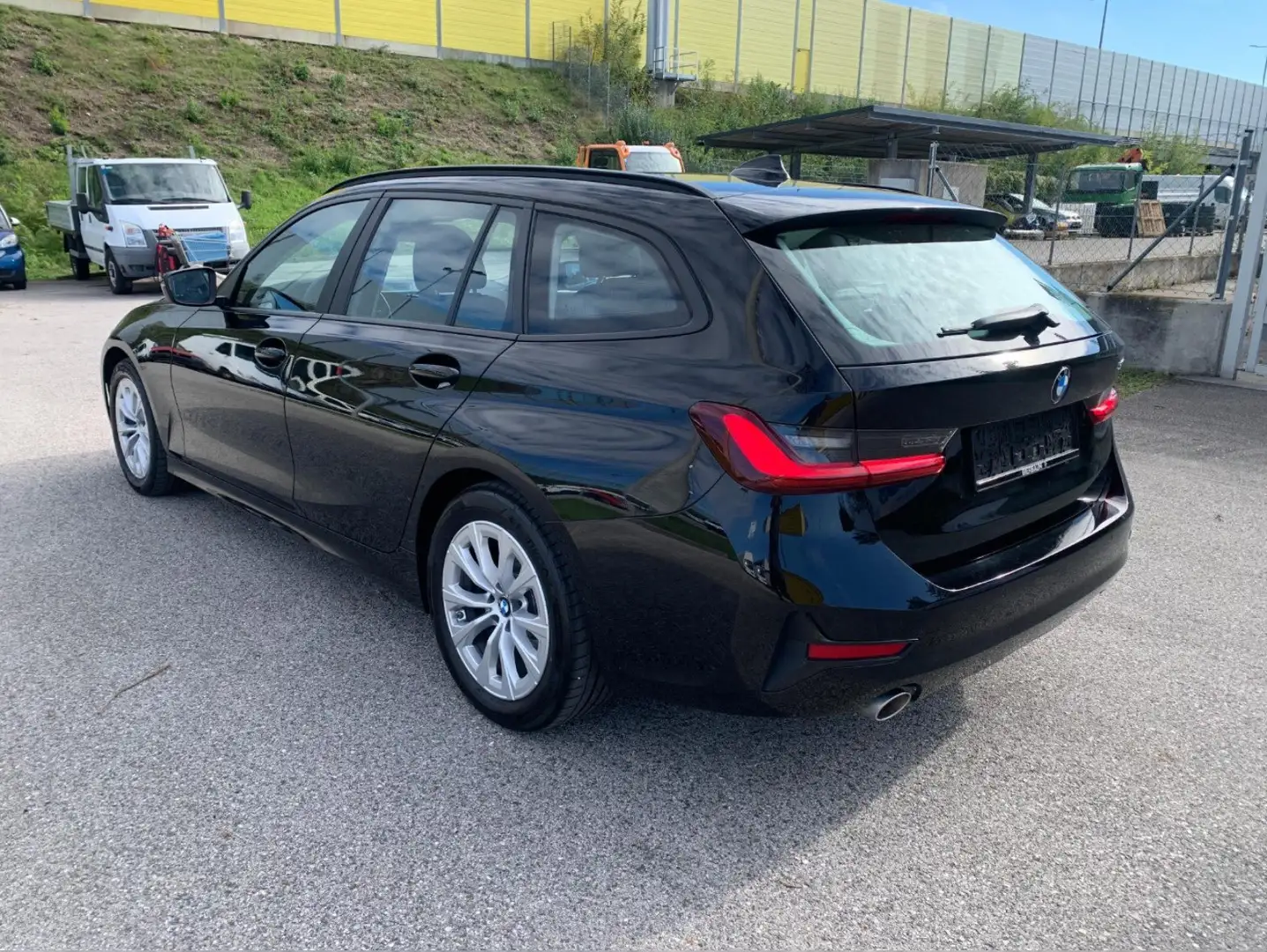 BMW 318 *Gepflegt* Touring Autobahn-km Schwarz - 2