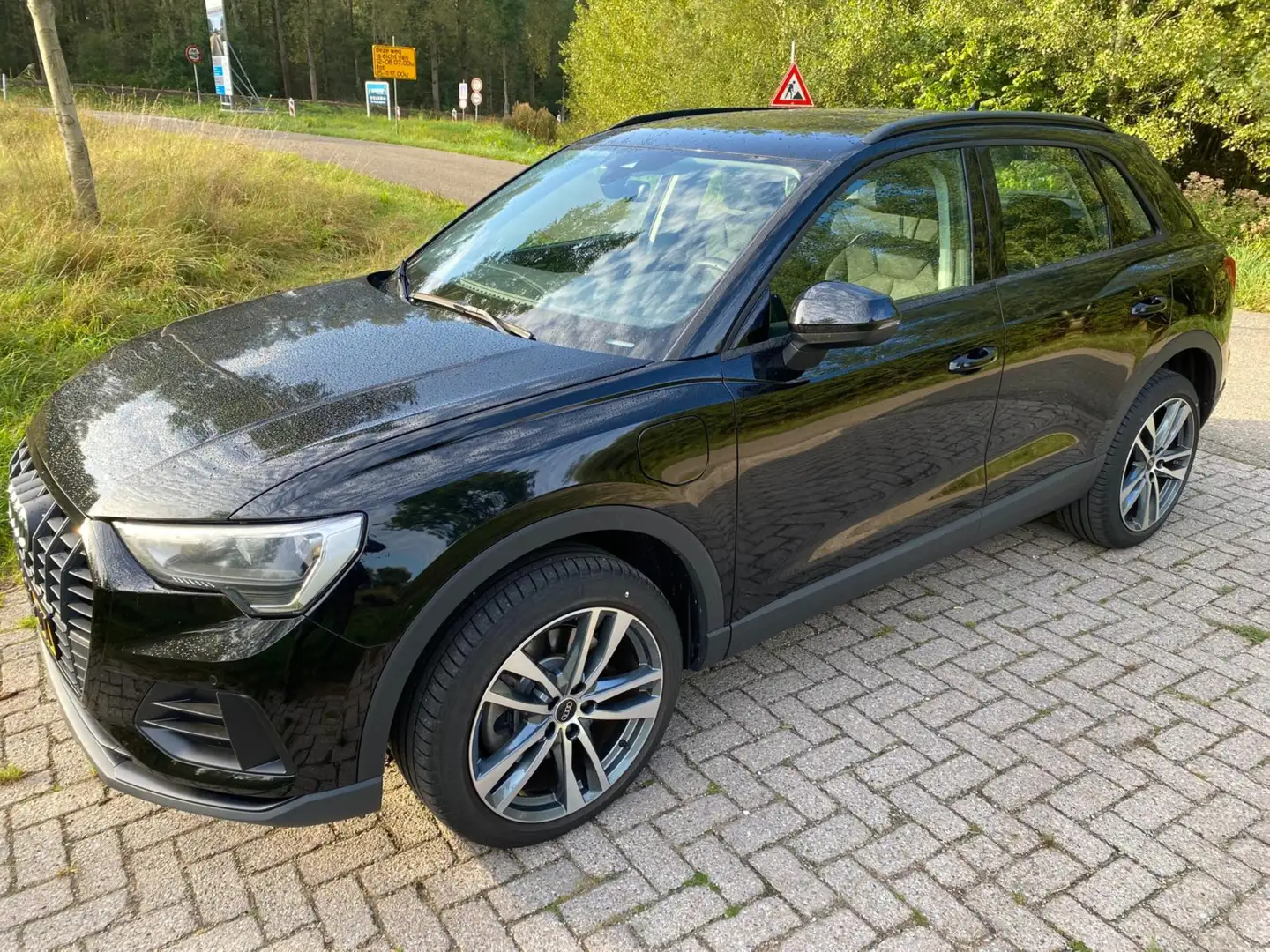 Audi Q3 Q3 45 TFSI e edition Zwart - 1
