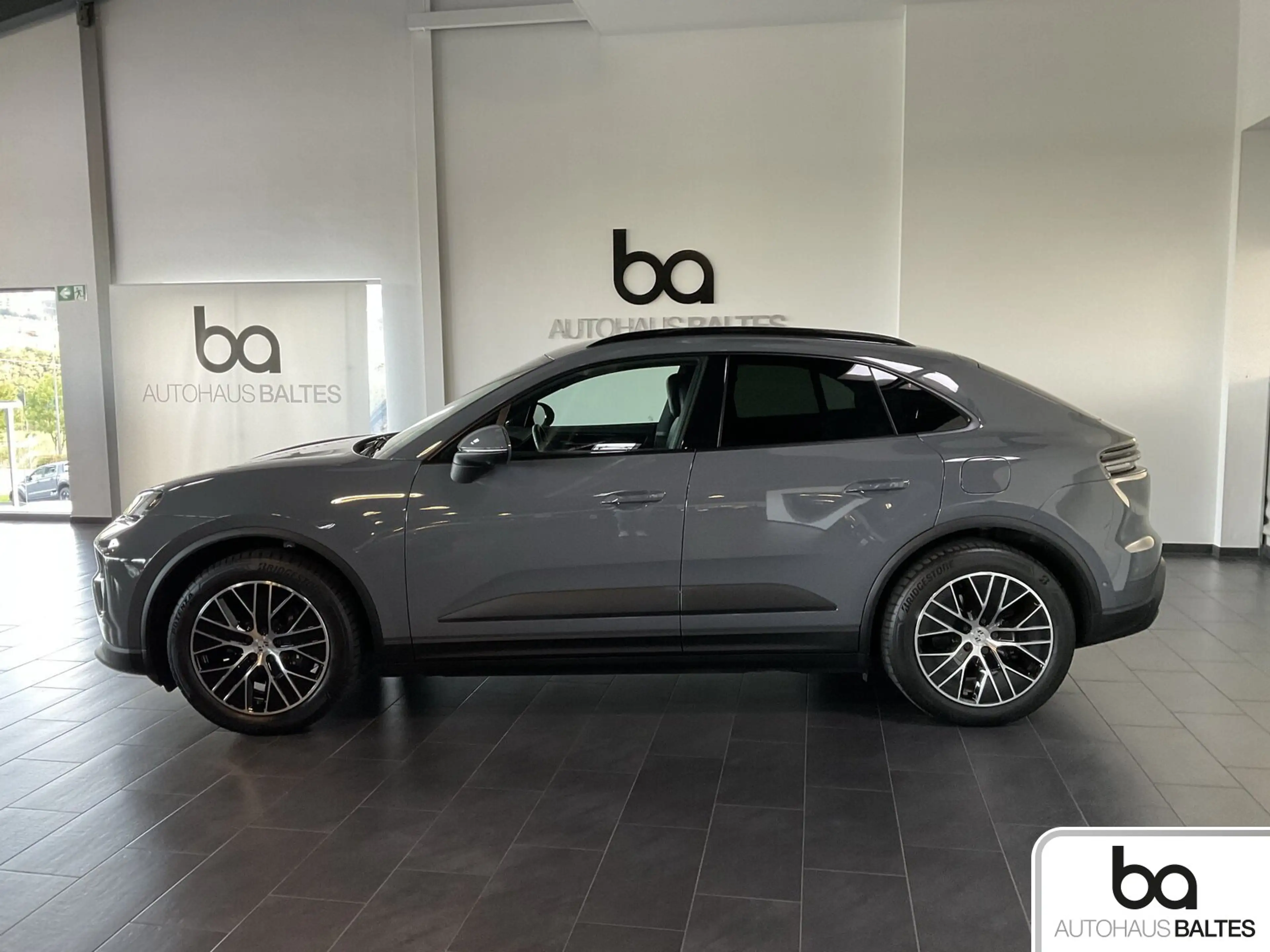 Porsche Macan Macan 4 Electric 20"/Pano/AHK/Luft/360°/ACC — photo 3