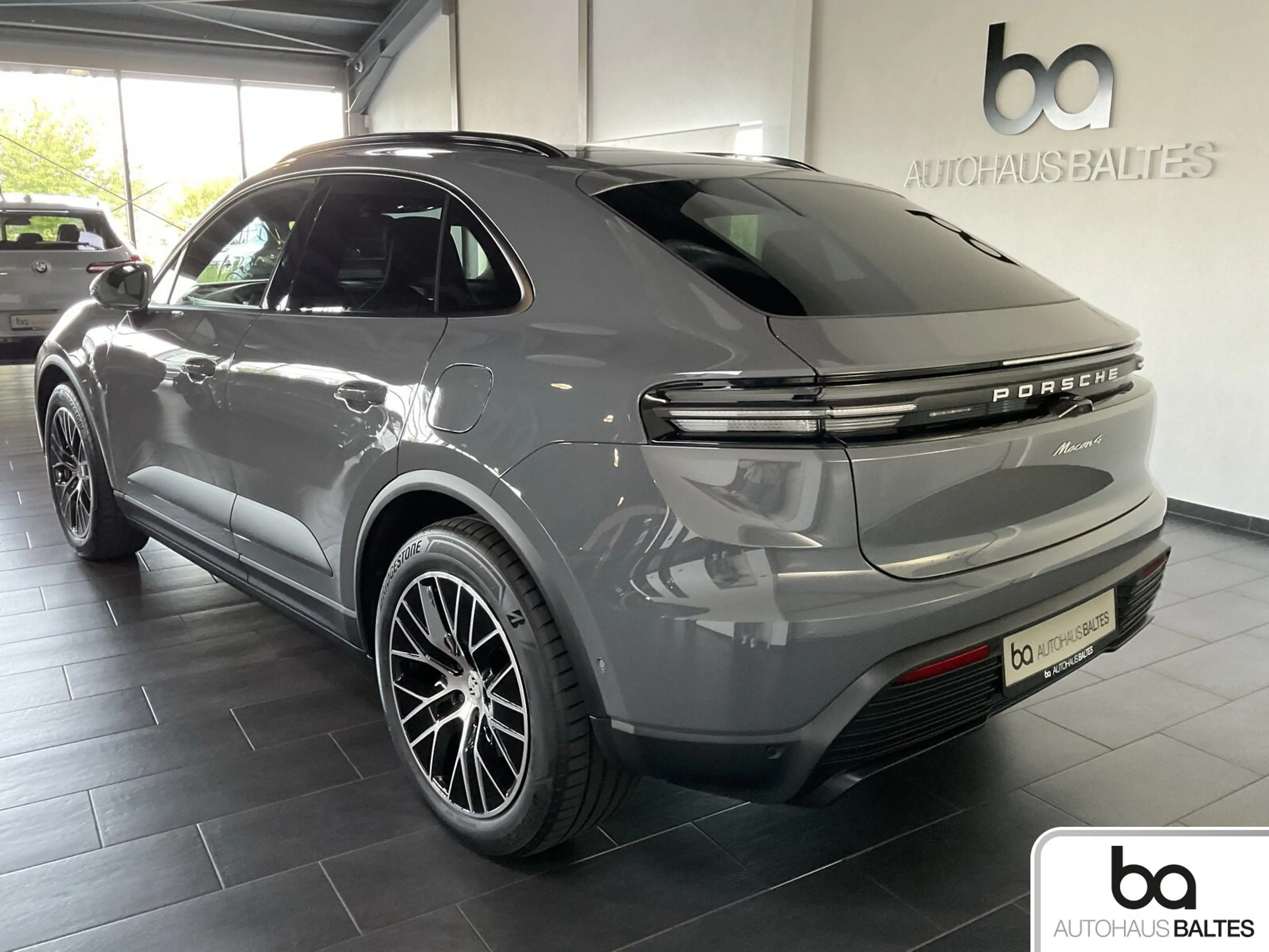 Porsche Macan Macan 4 Electric 20"/Pano/AHK/Luft/360°/ACC — photo 4