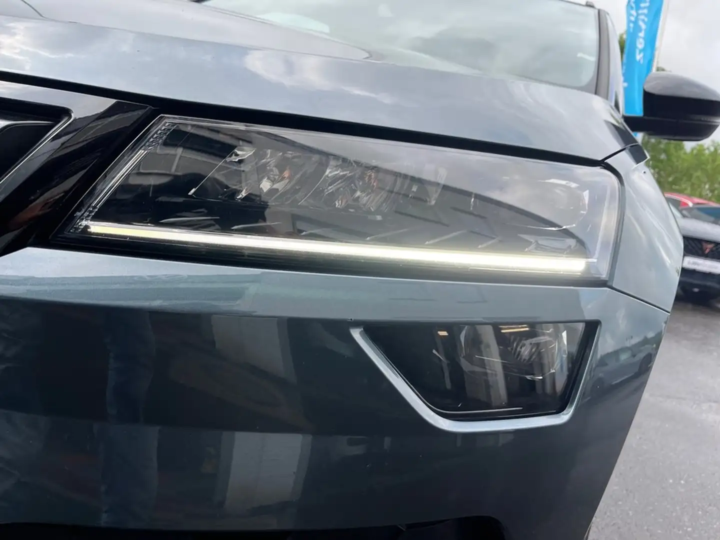 Skoda Karoq 1,5 TSI DSG Sportline Grau - 2