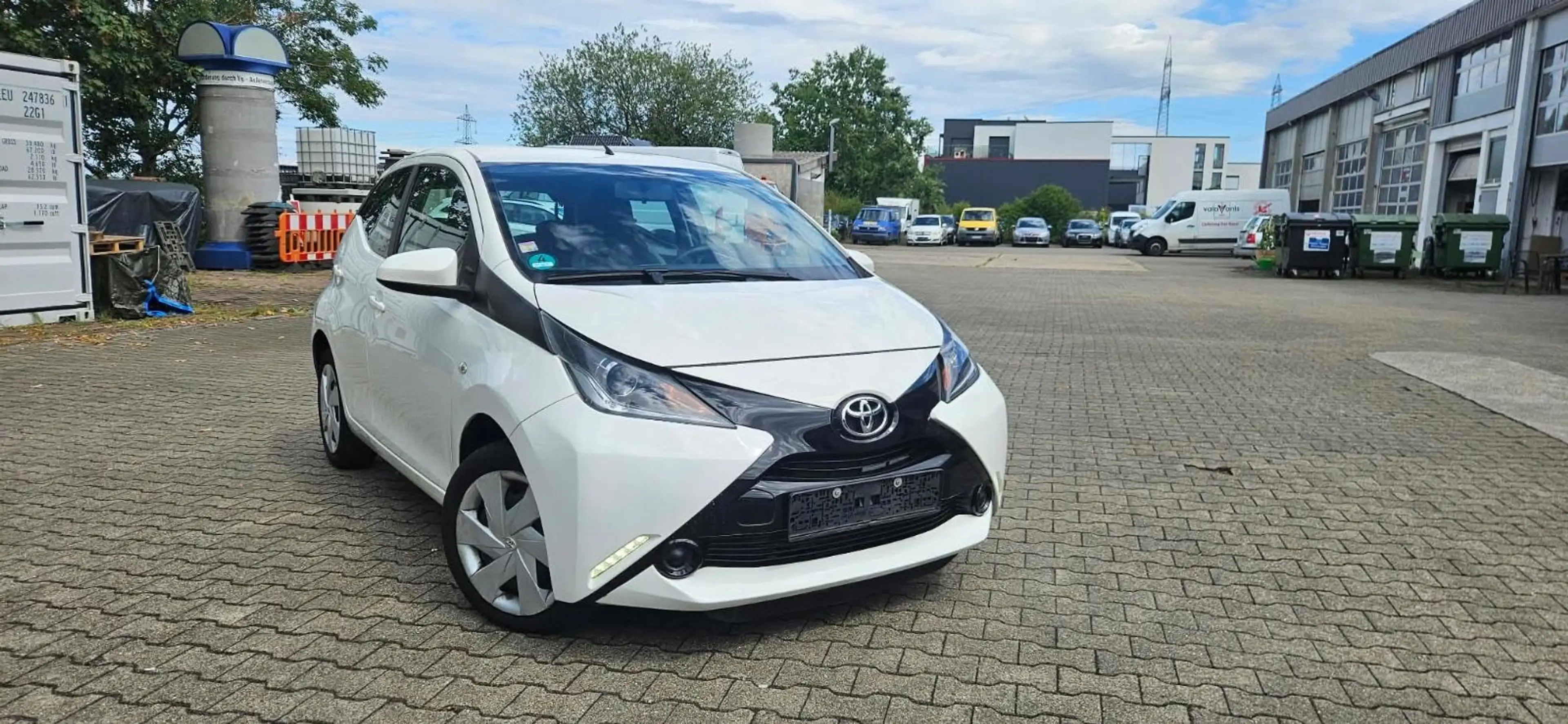 Toyota Aygo AYGO x-play — photo 7