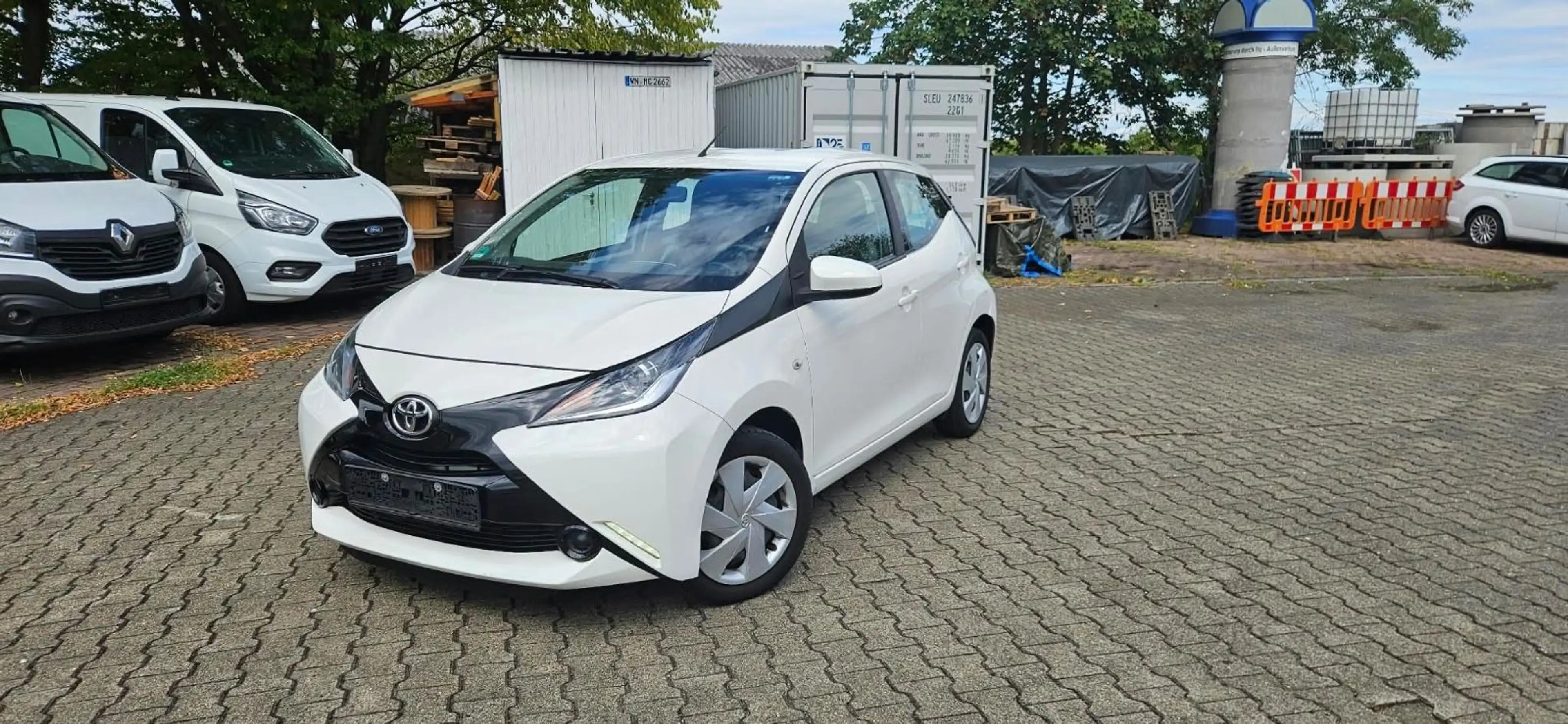 Toyota Aygo AYGO x-play — photo 11