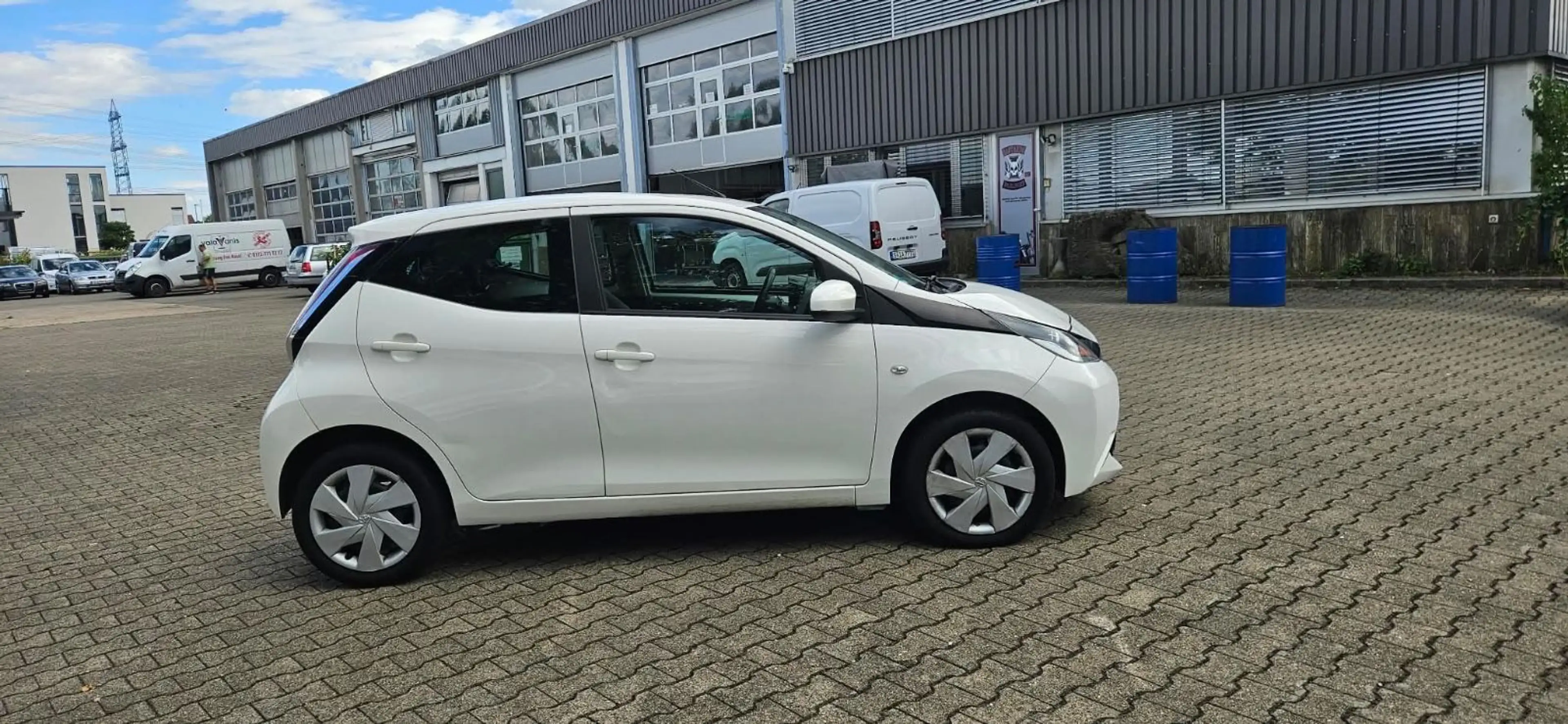 Toyota Aygo AYGO x-play — photo 8
