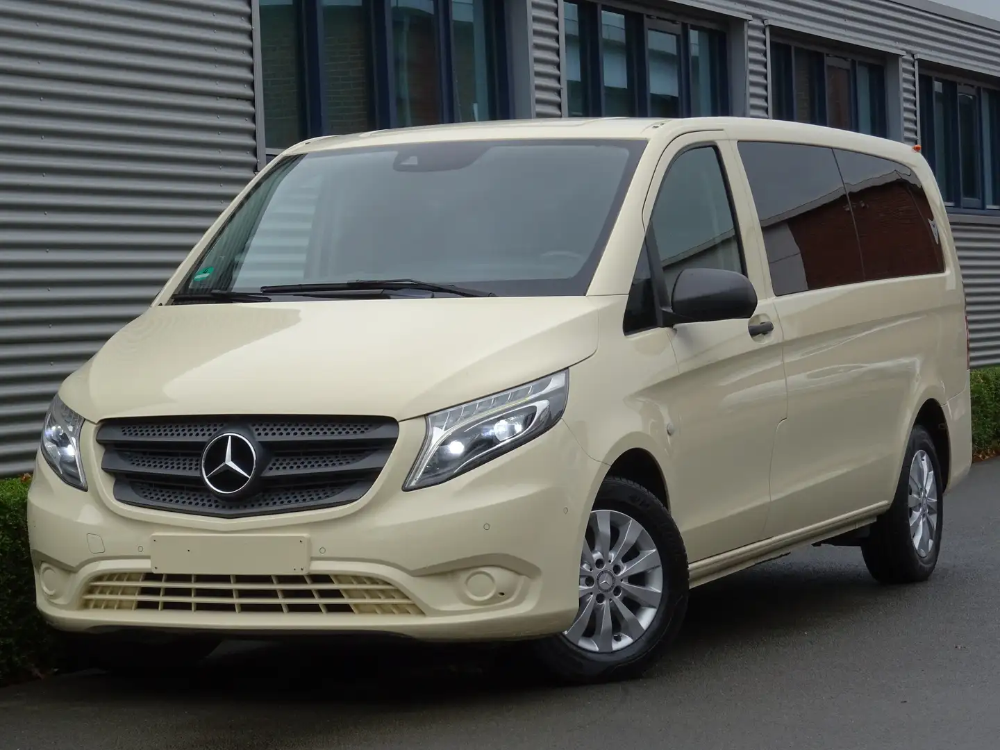 Mercedes-Benz Vito Tourer 2.1 114 CDI Extra Lang L3 9-Persoons EURO6 Beige - 1