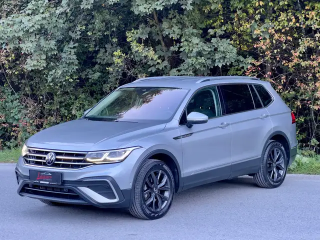 Volkswagen Tiguan Allspace view 4