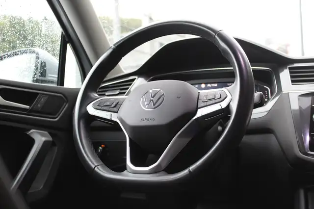 Volkswagen Tiguan Allspace view 9