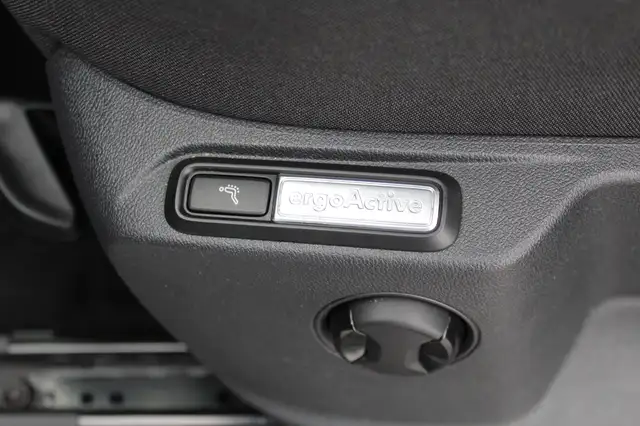 Volkswagen Tiguan Allspace view 13