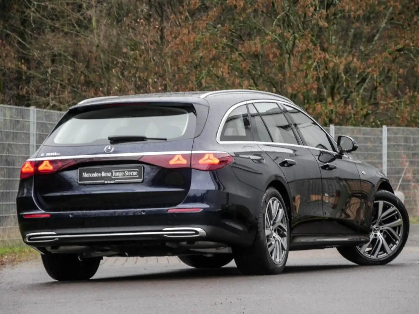 Mercedes-Benz E 300 e T Avantgarde/AHK/Super/LED/Cam/Shz-Fond Blau - 1