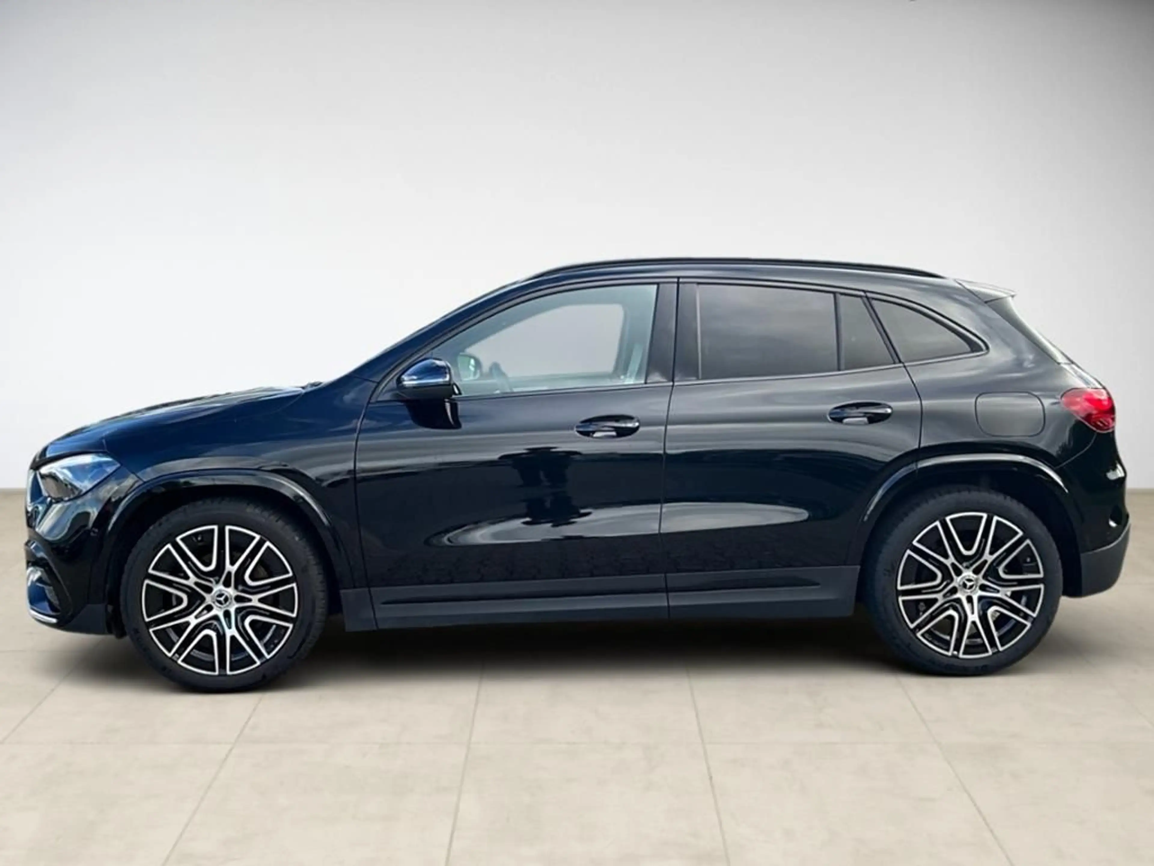 Mercedes-Benz GLA 200 d AMG AUT Kam. KlimaA LED LM PDC ParkAss — photo 3